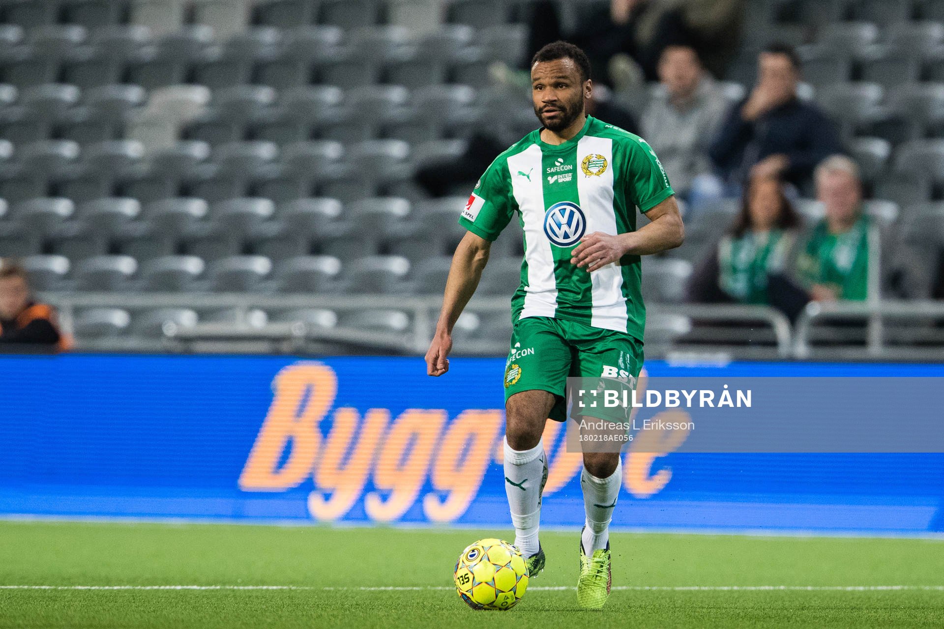 Hammarbys Serge-Junior Martinsson Ngouali med bollen