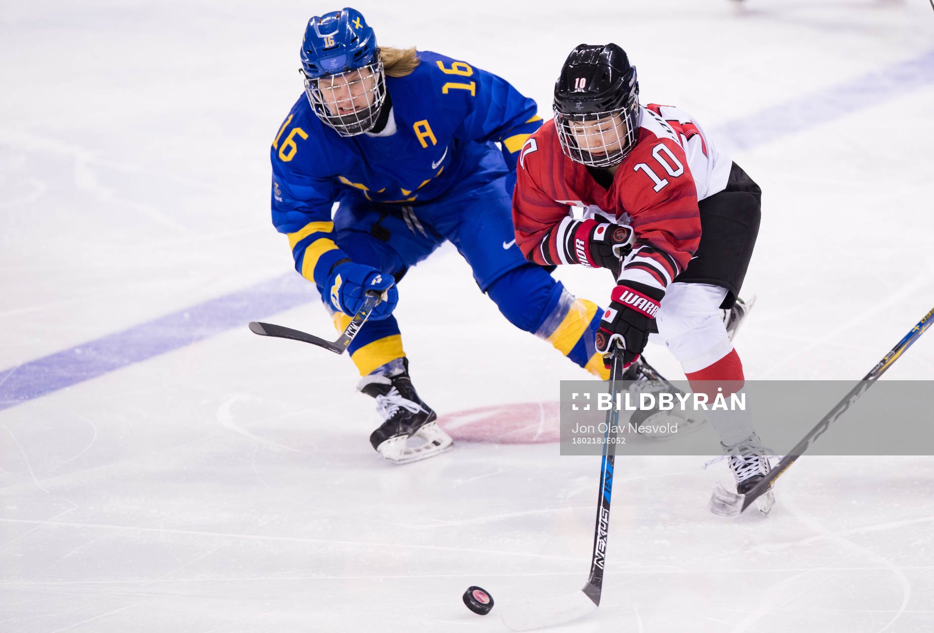 Pernilla Winberg of Sweden and Haruna Yoneyama of Japan  in