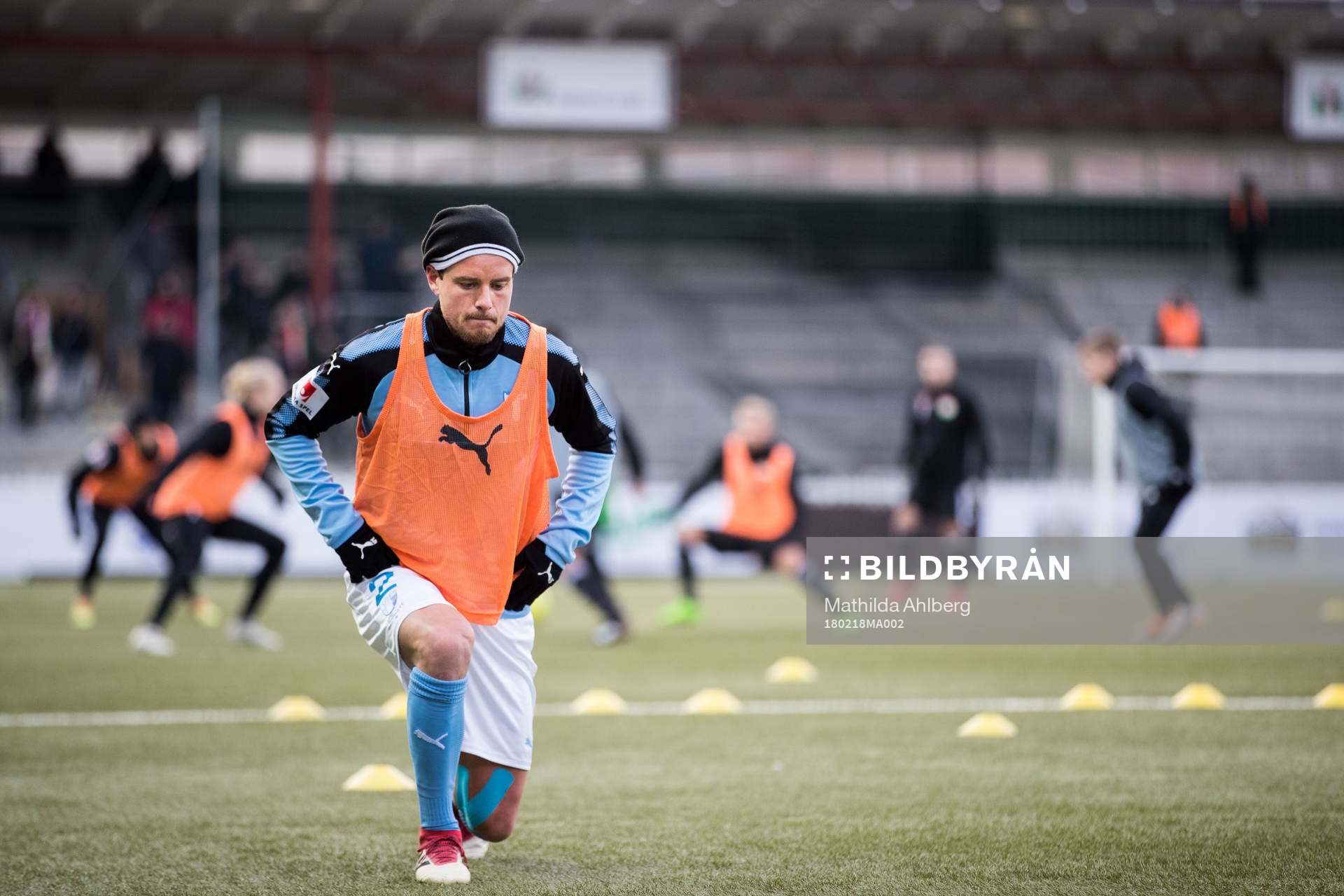 Malmö FFs Eric Larsson värmer upp
