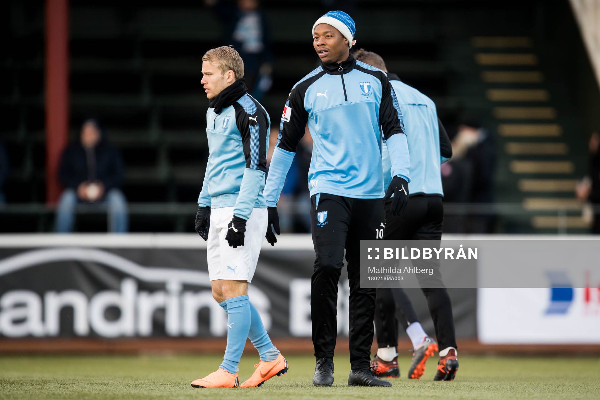 Malmö FFs Carlos Strandberg värmer upp