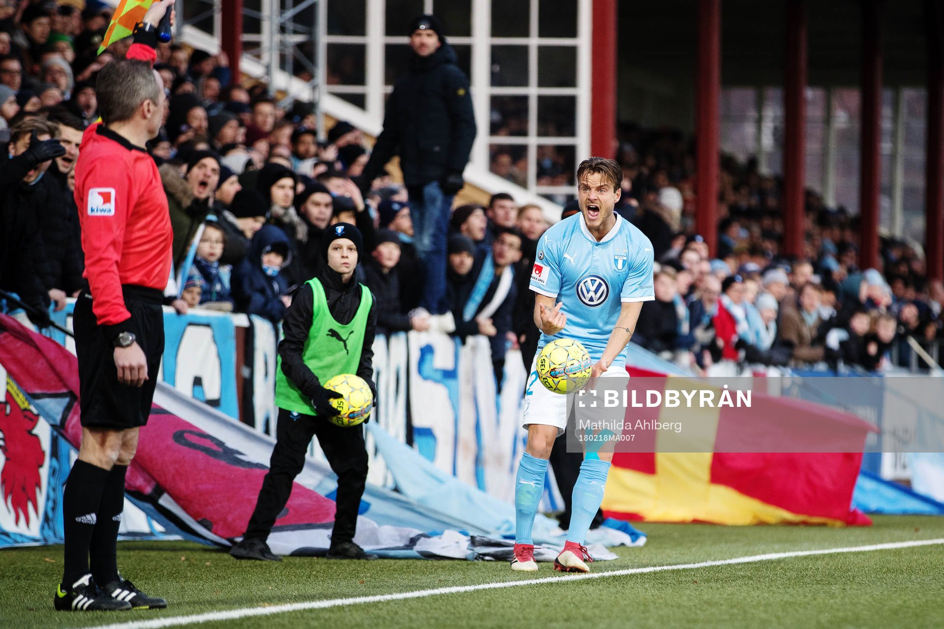 Malmö FFs Eric Larsson reagerar på ett domslut