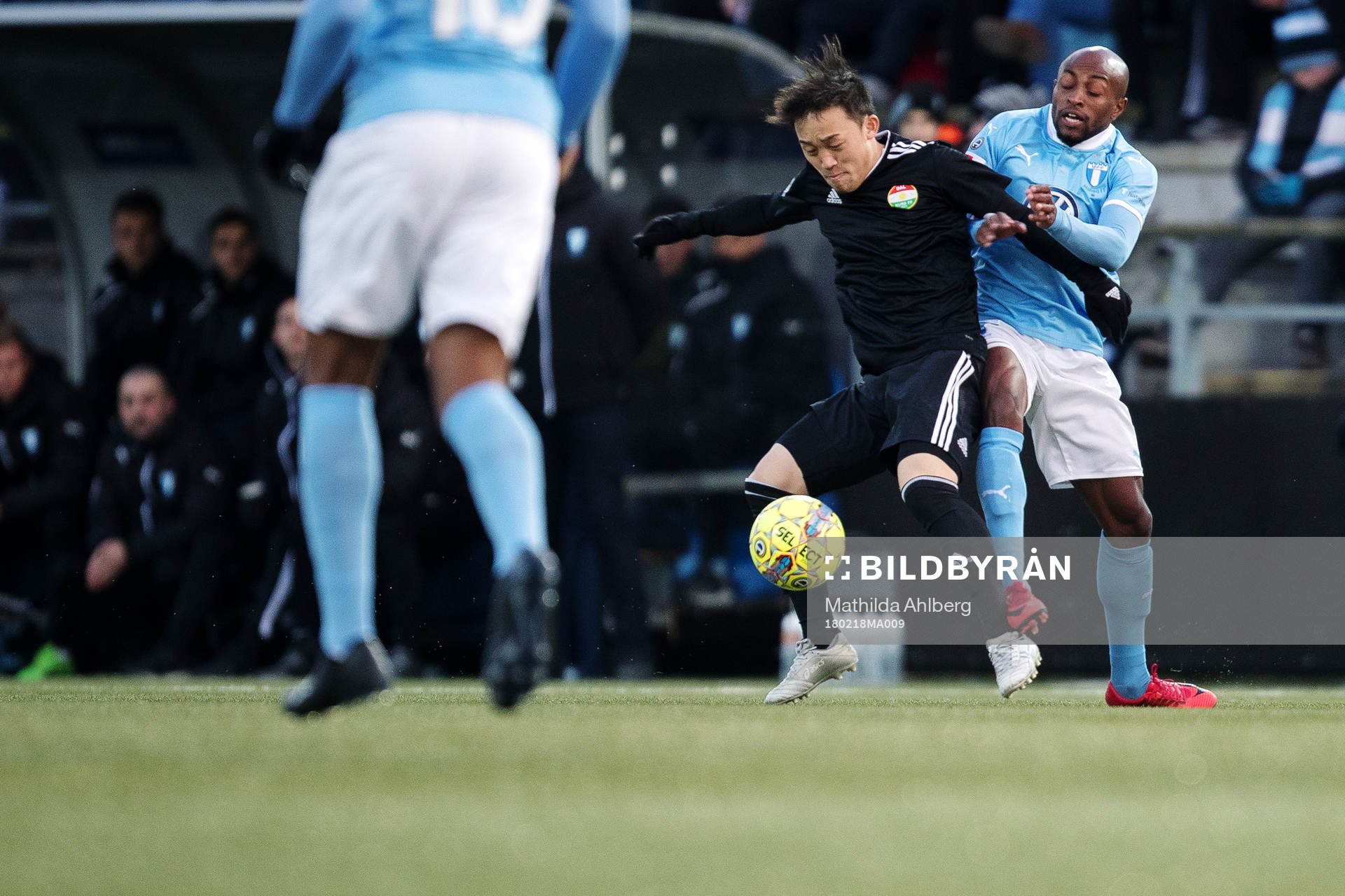 Dalkurds Yukiya Sugita i kamp om bollen med Malmö FFs Fouad Bachirou under fotbollsmatchen i Svenska cupen mellan Malmö FF och Dalkurd den 18 februari 2018 i Malmö.