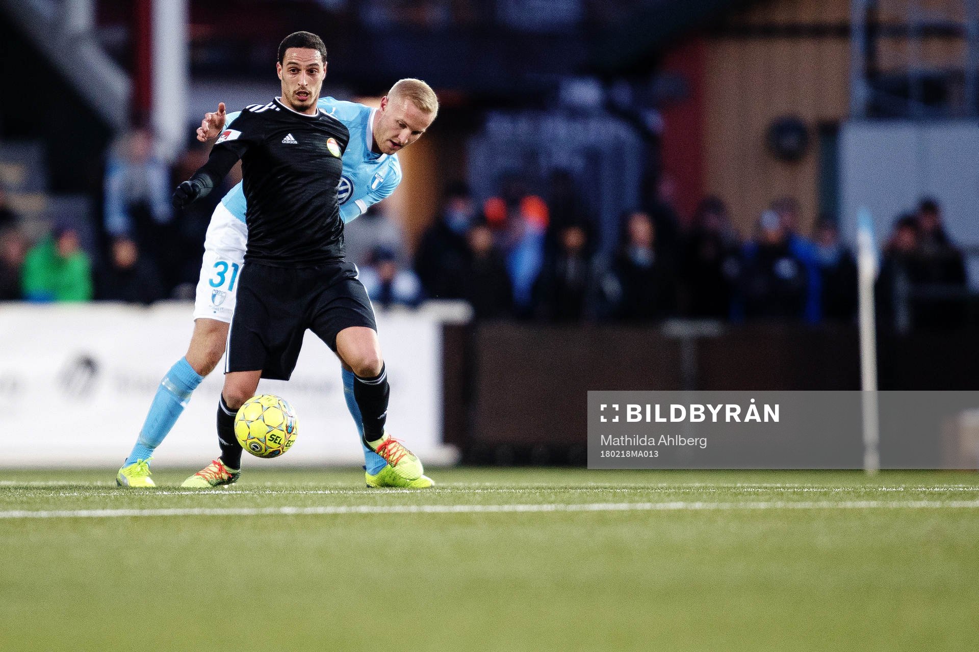 Dalkurds Younes Bonn Marzouk i kamp om bollen med Malmö
