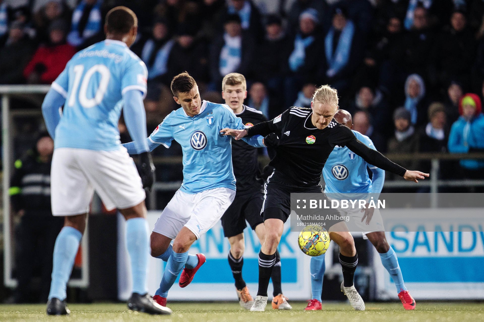 Malmö FFs Alexander Jeremejeff i kamp om bollen med