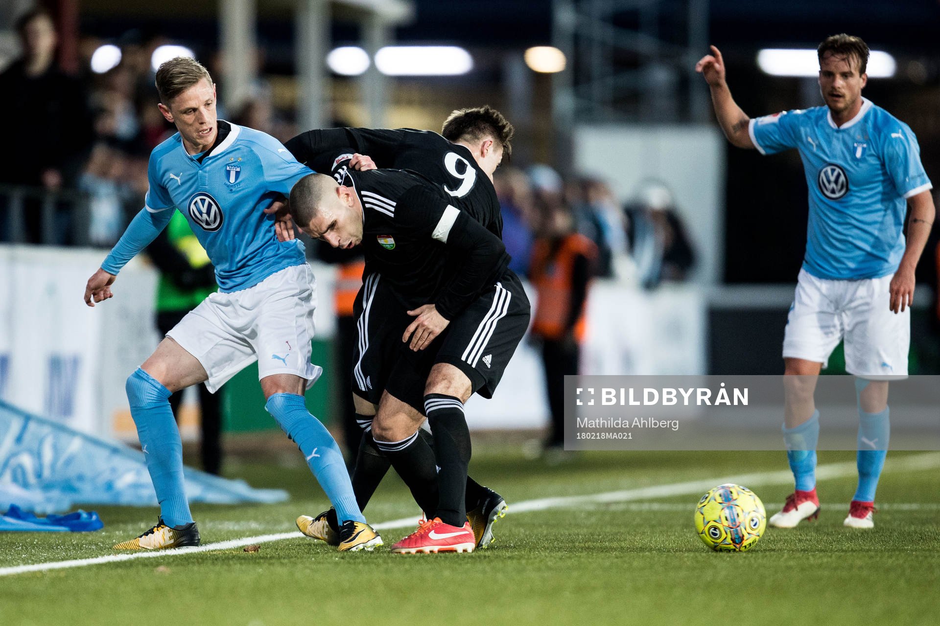 Malmö FFs Sören Rieks i duell om bollen med Dalkurds Rawez Lawan och Leonard Pllana under fotbollsmatchen i Svenska cupen mellan Malmö FF och Dalkurd den 18 februari 2018  i Malmö.