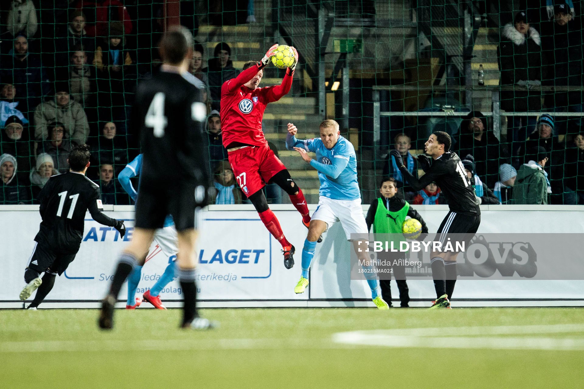 Malmö FFs målvakt Johan Dahlin räddar