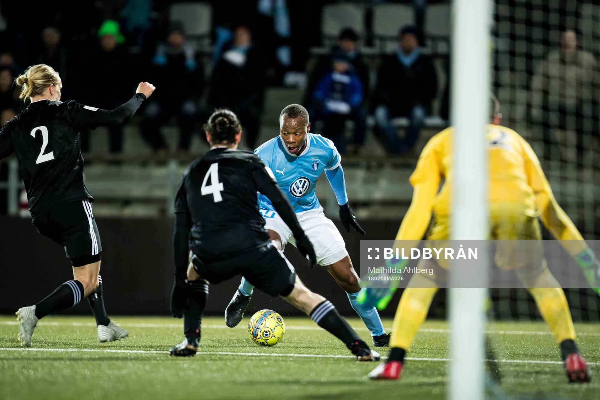 Malmö FFs Carlos Strandberg driver med bollen