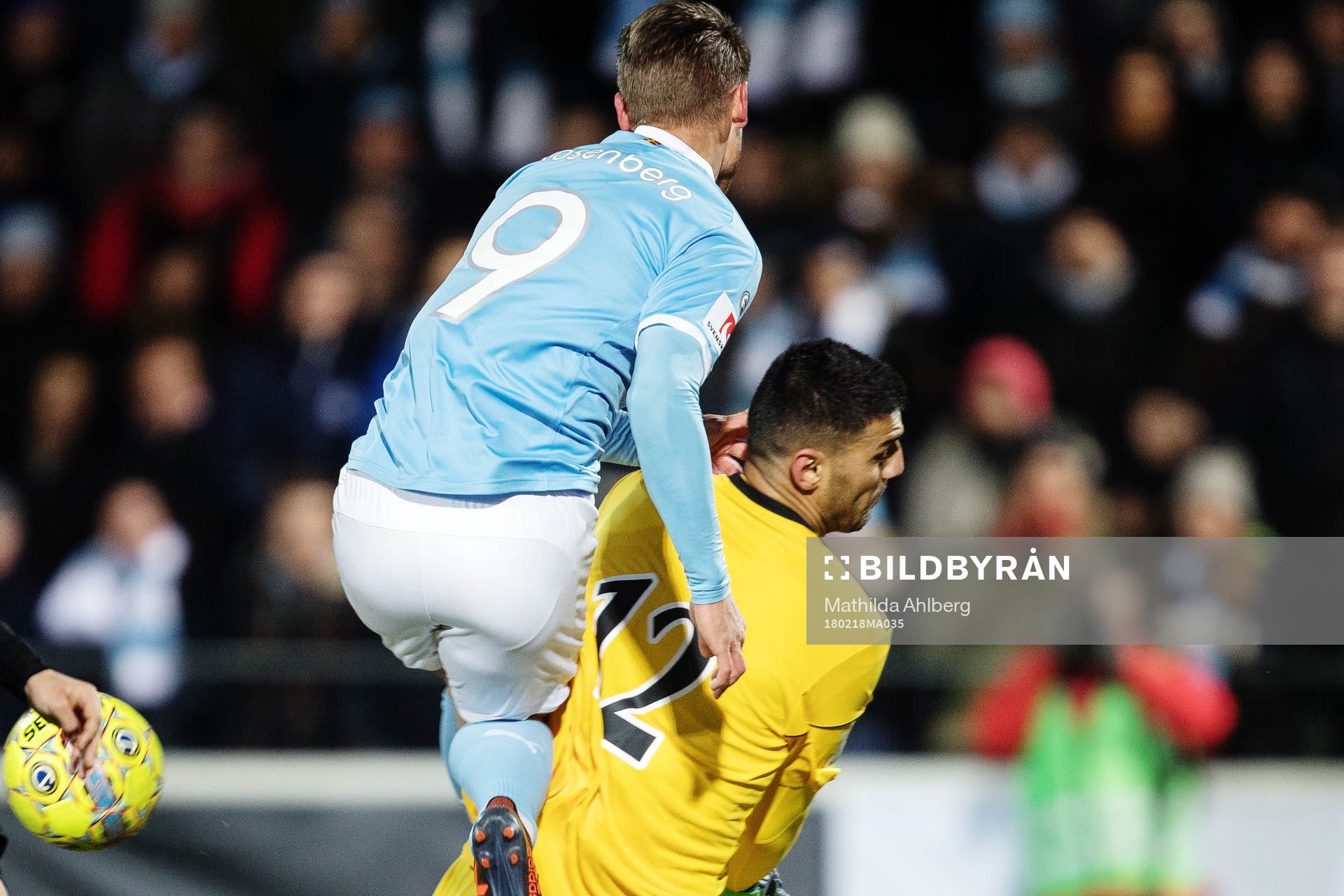 Malmö FFs Markus Rosenberg kolliderar med Dalkurds
