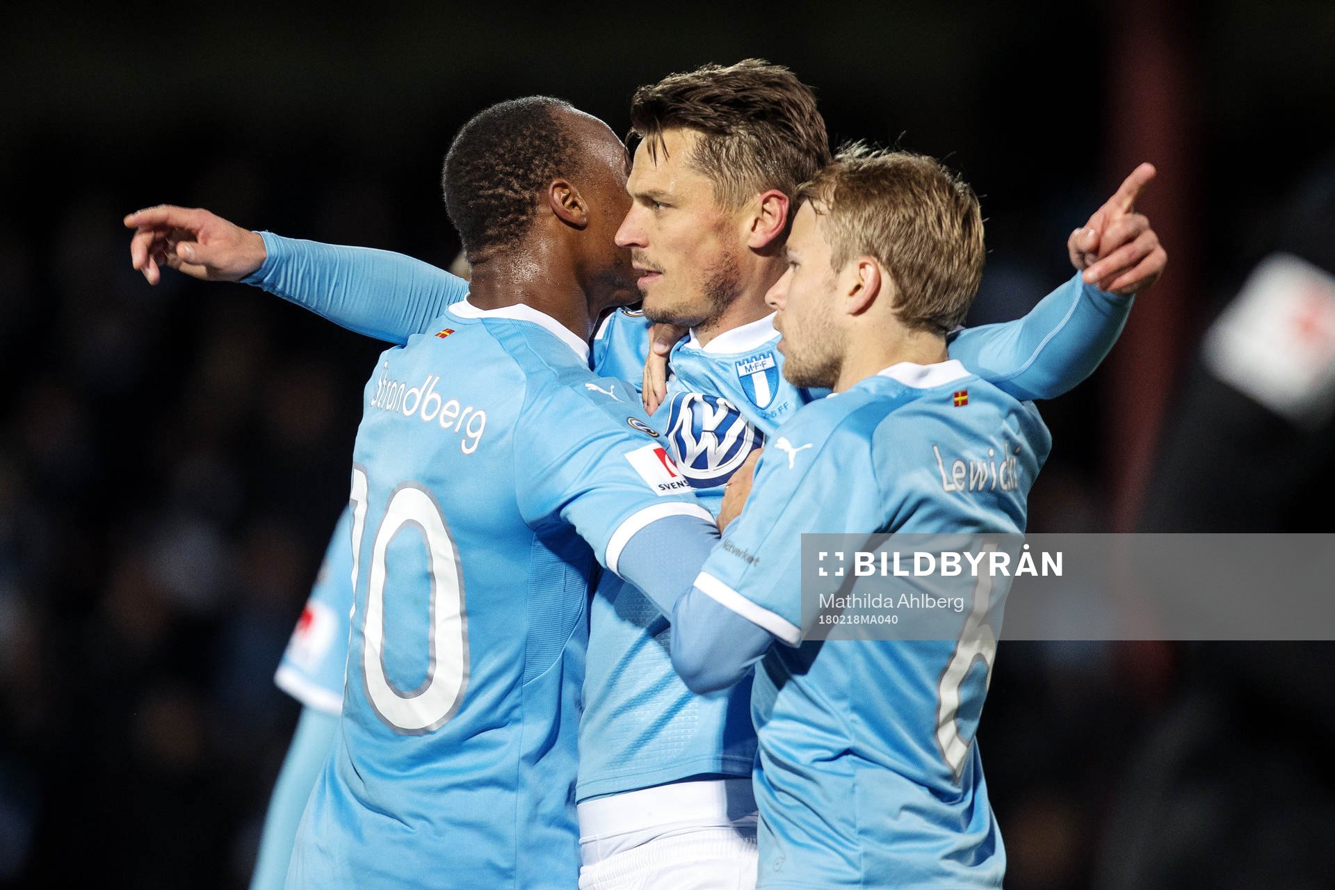 Malmö FFs Markus Rosenberg (mitten) jublar med Carlos Strandberg och Oscar Lewicki efter att han gjort 1-0-målet på straff under fotbollsmatchen i Svenska cupen mellan Malmö FF och Dalkurd den 18 februari 2018 i Malmö.