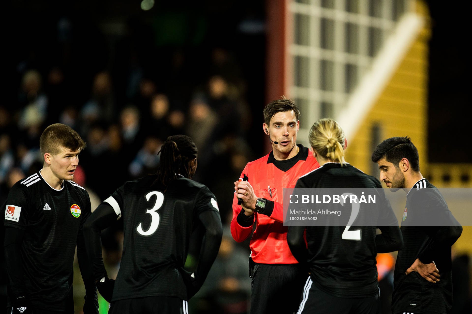 Domaren Magnus Lindgren i diskussion under fotbollsmatchen i Svenska cupen mellan Malmö FF och Dalkurd den 18 februari 2018  i Malmö.