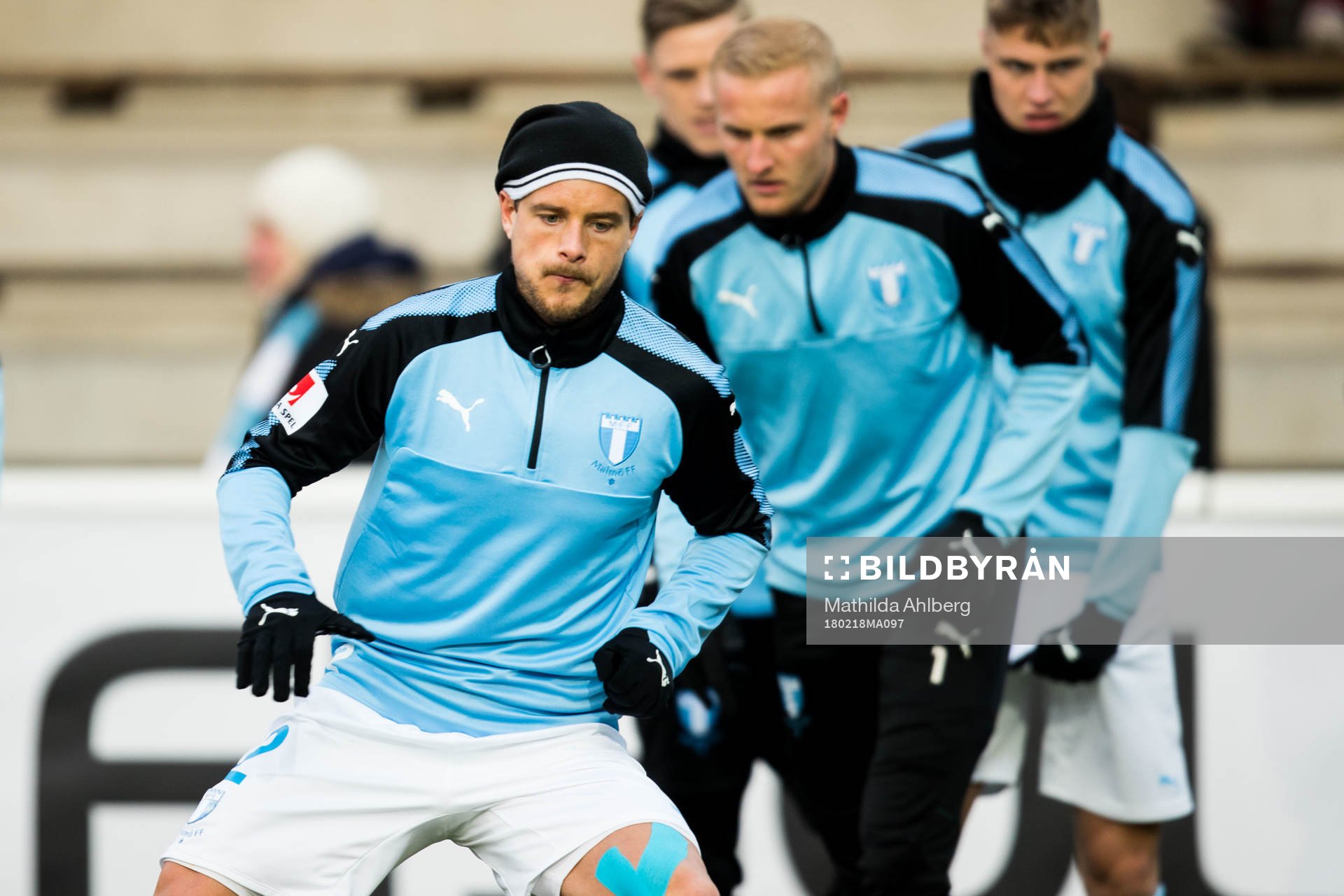Malmö FFs Eric Larsson värmer upp
