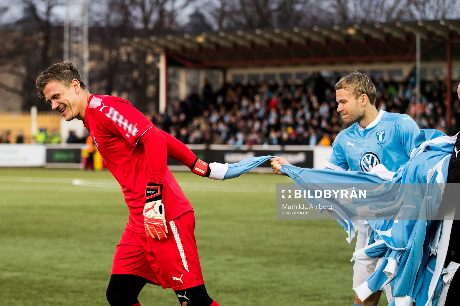Malmö FFs målvakt Johan Dahlin får hjälp av Oscar