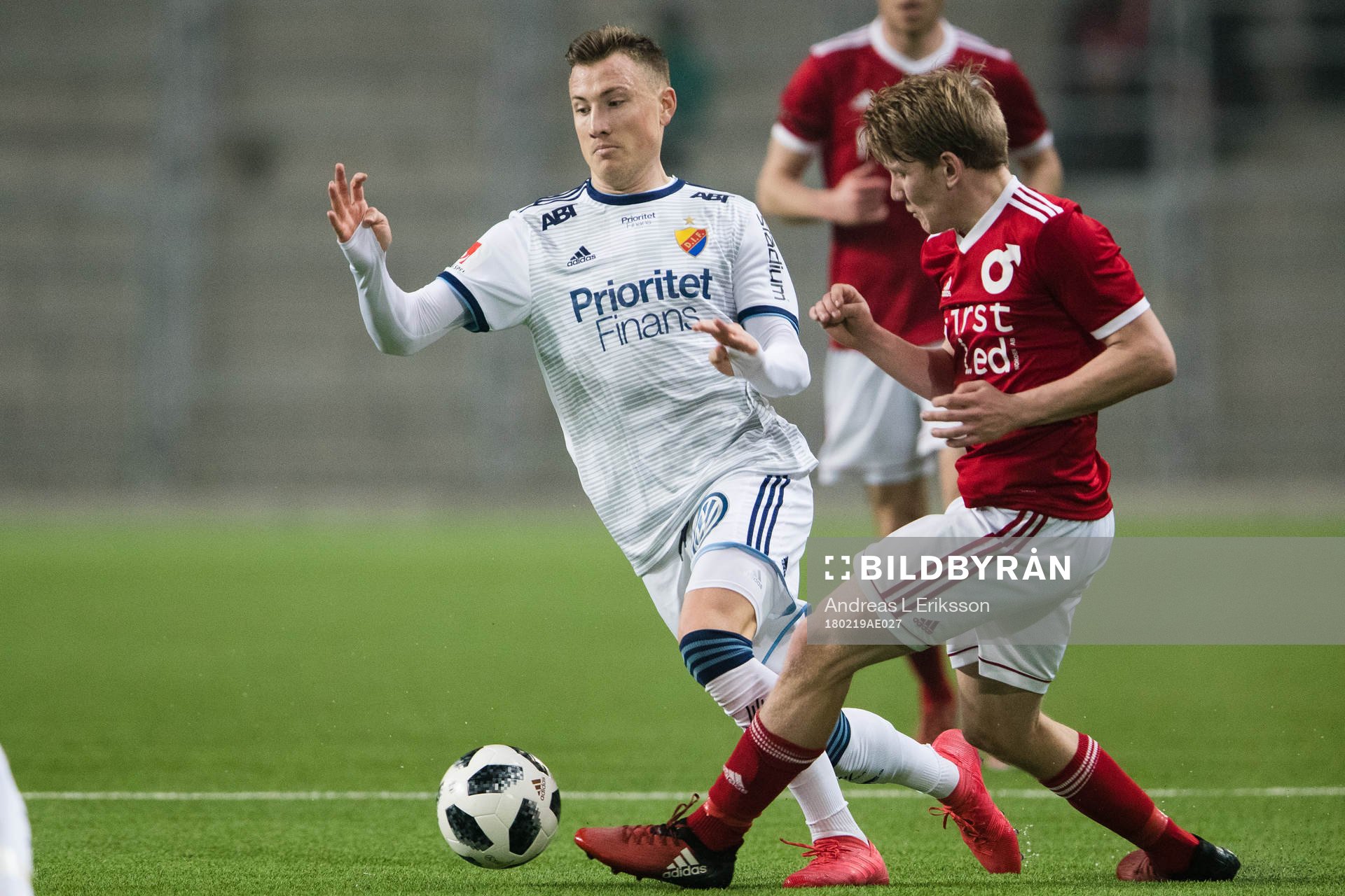 Djurgårdens Fredrik Ulvestad i kamp om bollen med