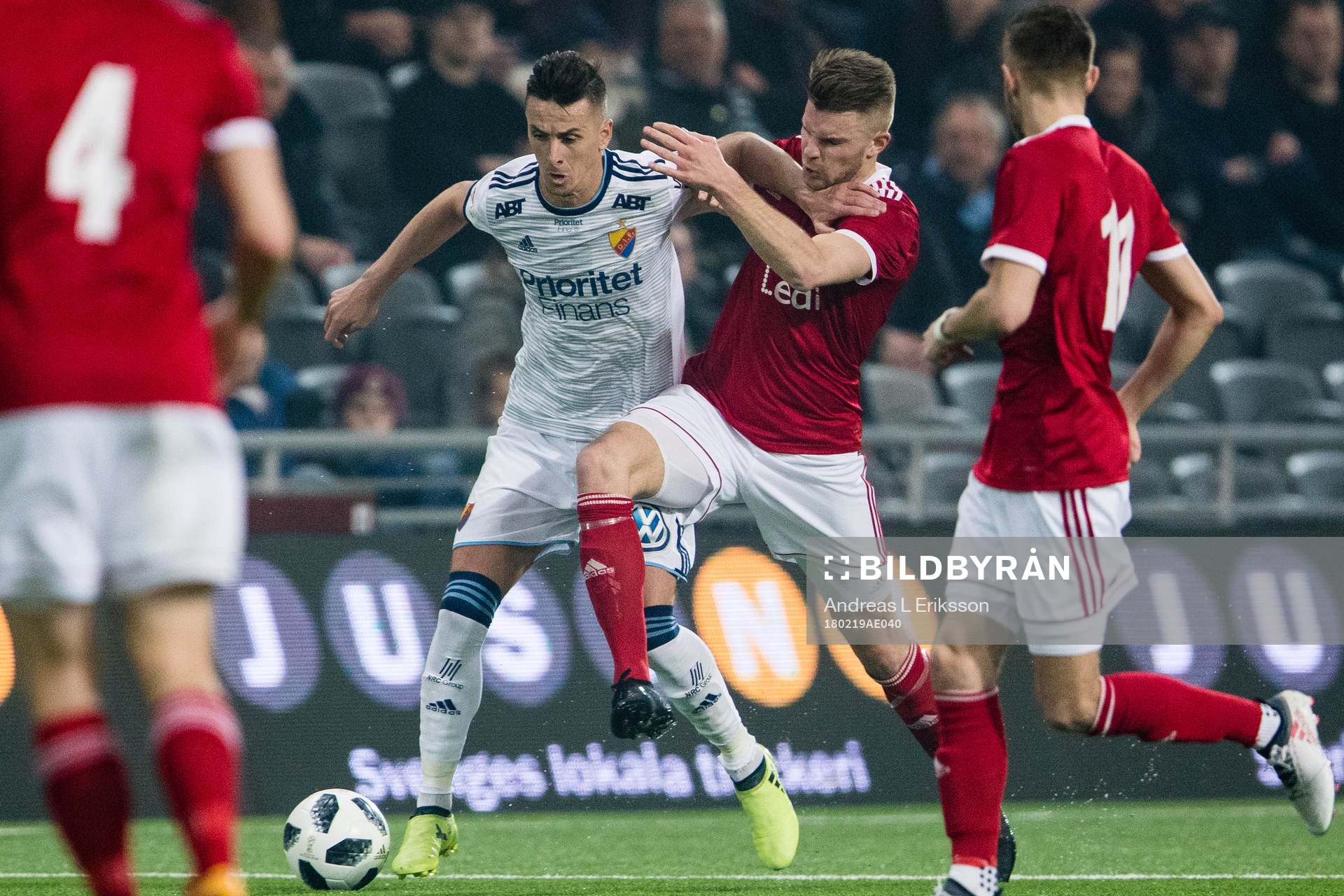 Djurgårdens Haris Radetinac i kamp om bollen med Degerfors
