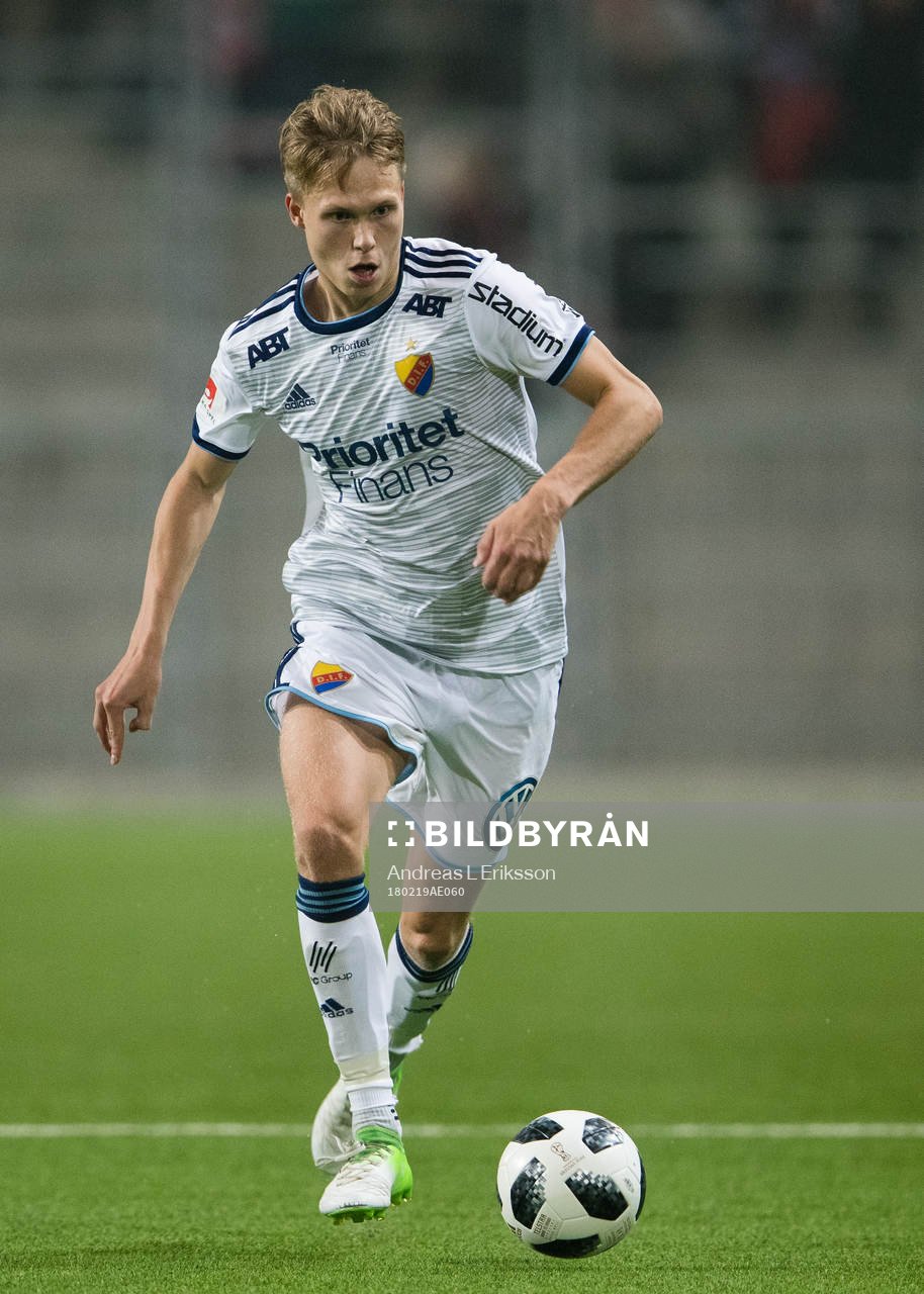Djurgårdens Jonathan Augustinsson med bollen