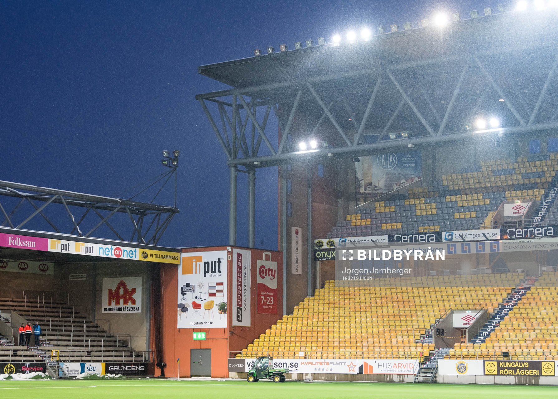 Snön faller på Borås arena