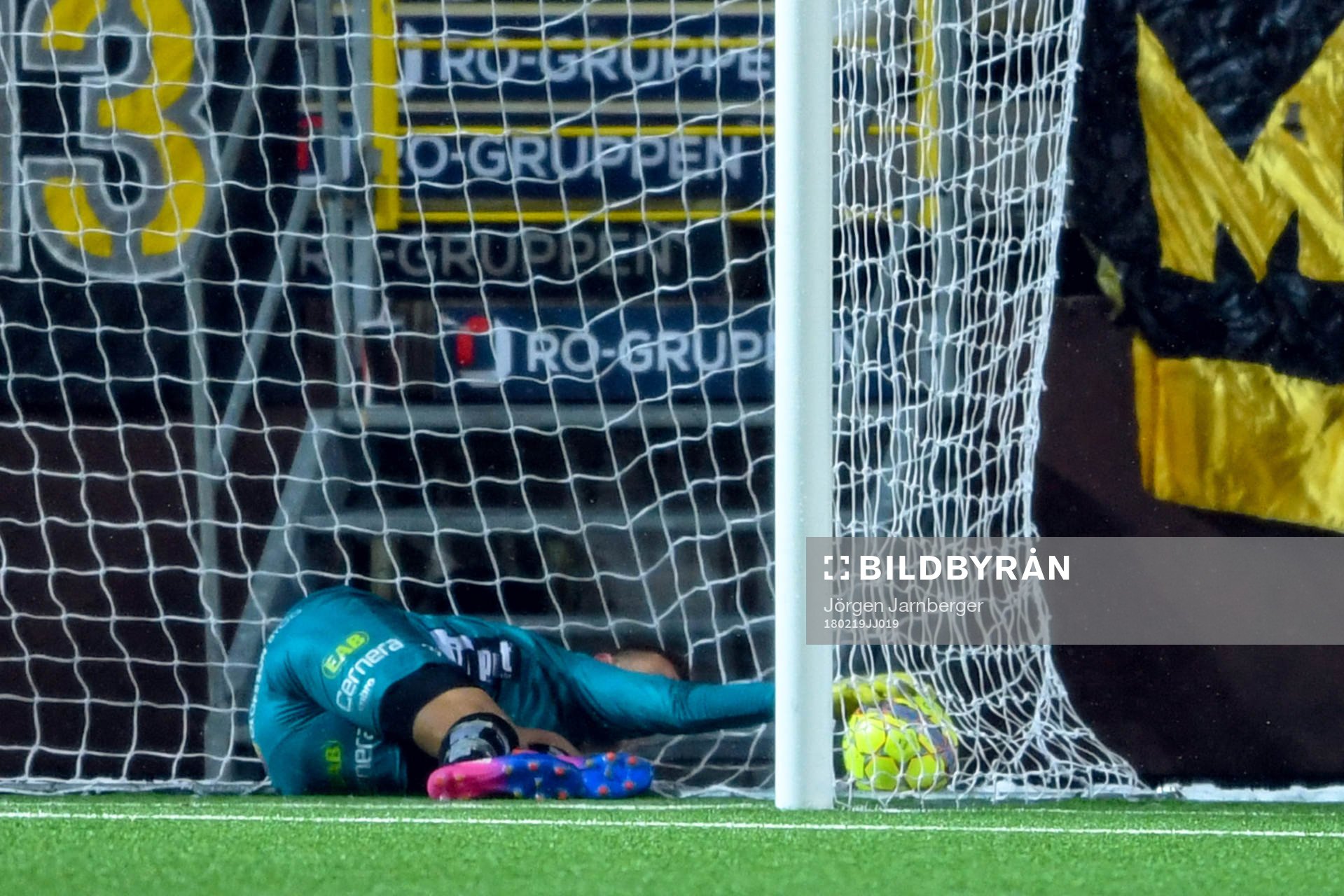 Elfsborgs målvakt David Olsson ligger och deppar