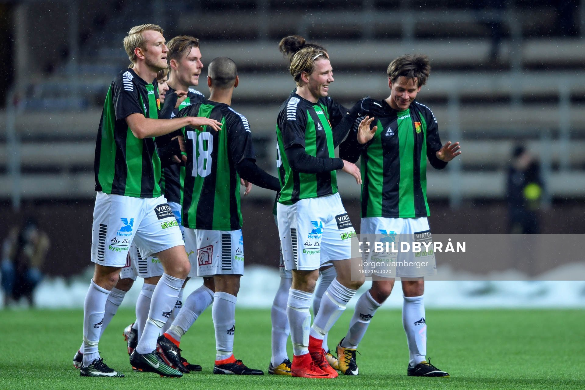 GAIS Dusan Djuric jublar med lagkamrater