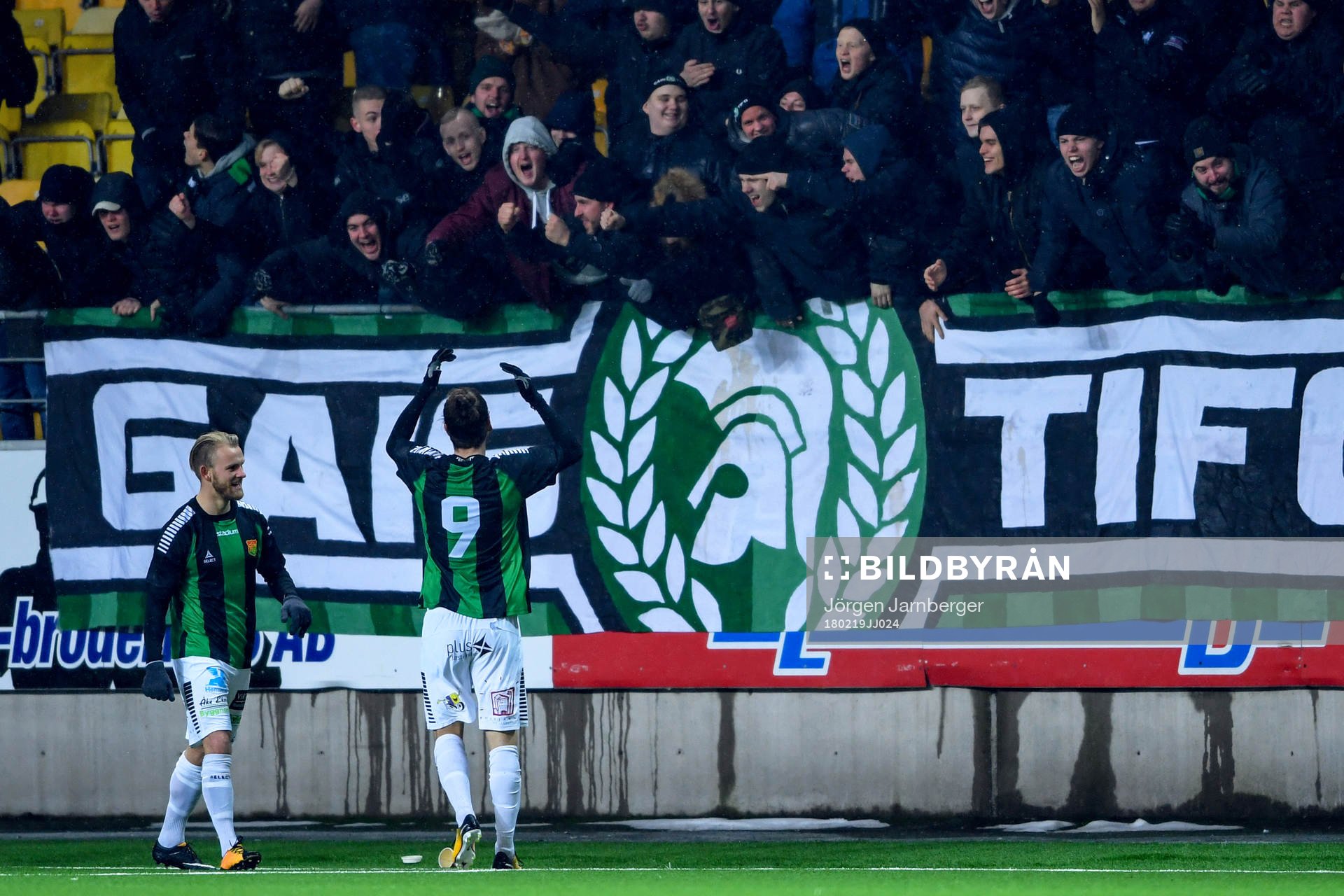 GAIS Edin Hamidovic jublar med supportrarna