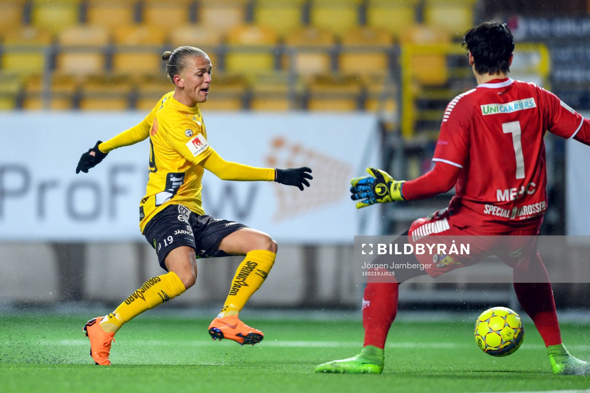 Elfsborgs Jesper Karlsson och GAIS målvakt Damir Mehic
