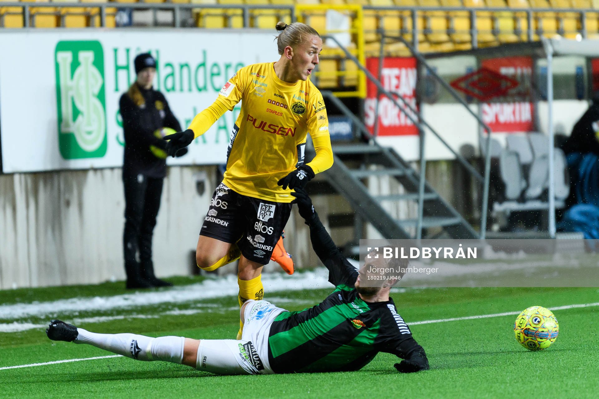 GAIS Niklas Olsson bryter bollen av Elfsborgs Jesper