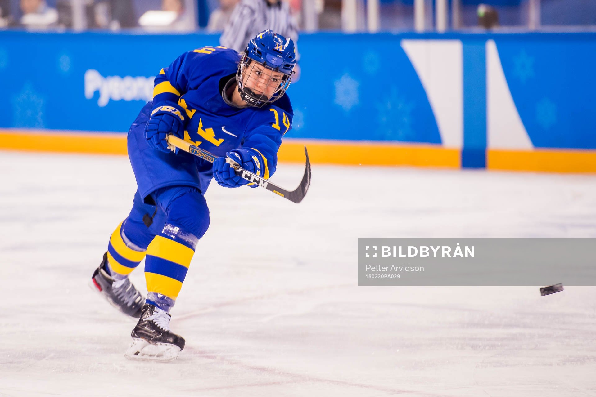 Sabina Küller of Sweden scores 1-0 in the Women's Ice