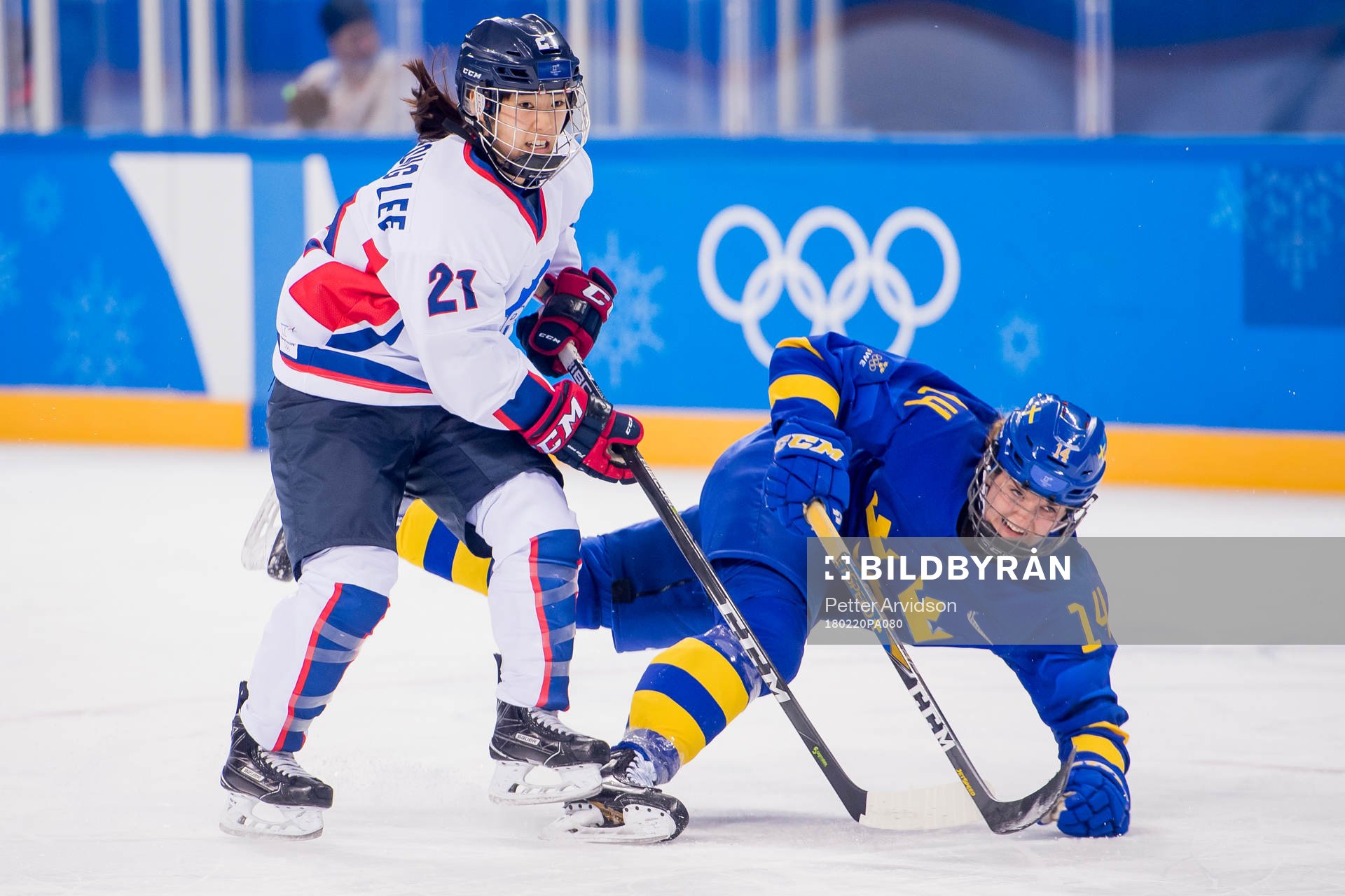 Sabina Küller of Sweden and Yeon Jeong Lee of Korea in the