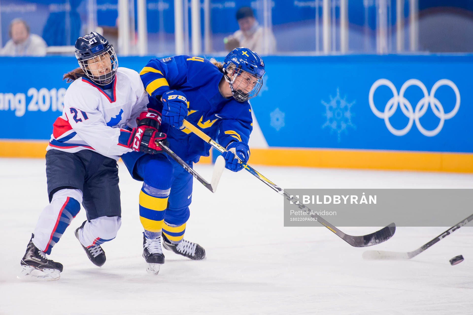Sabina Küller of Sweden and Yeon Jeong Lee of Korea in the