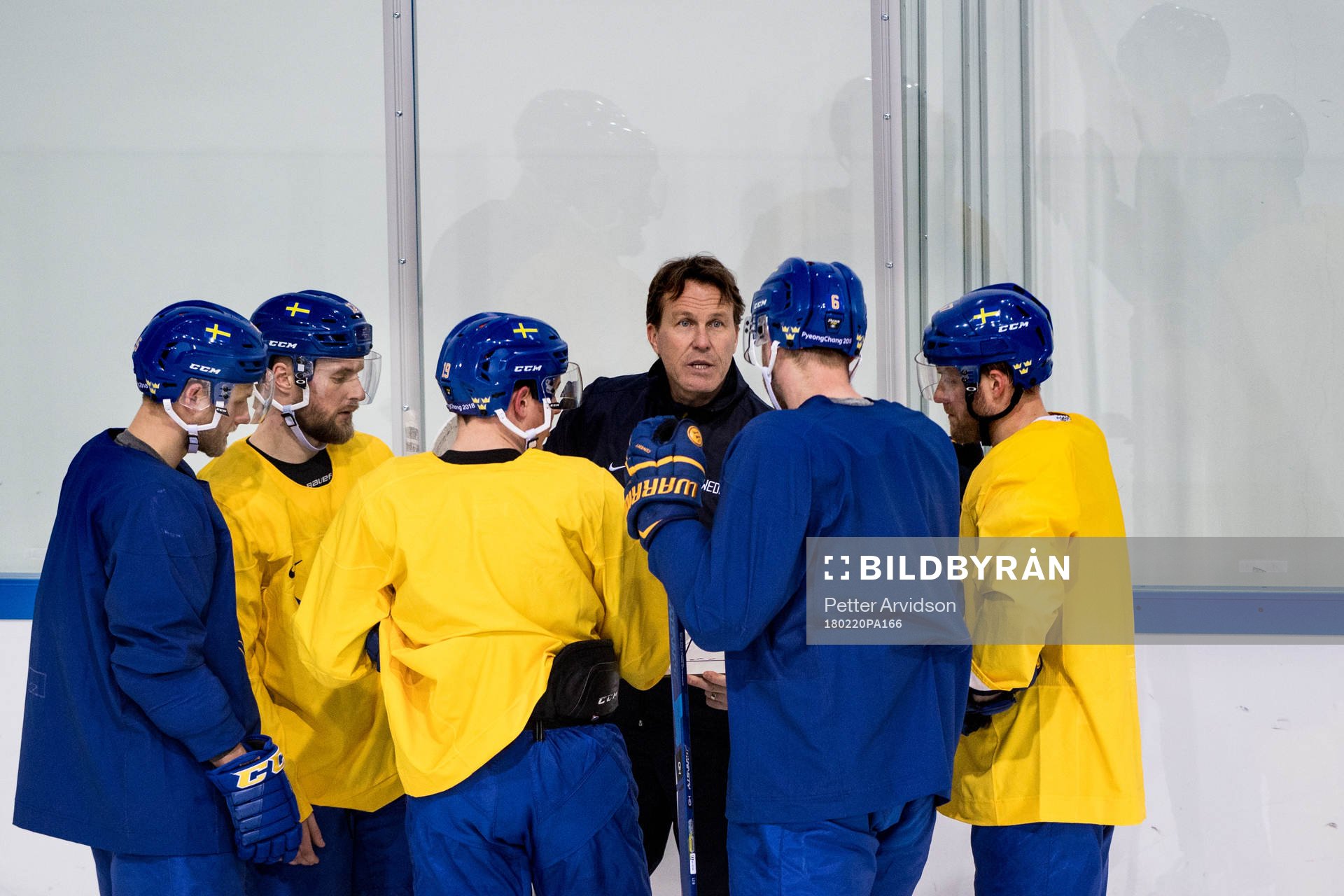 Johan Garpenlöv assistant coach of Sweden going through