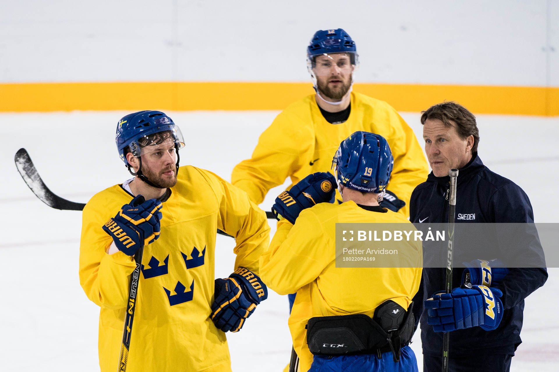 Johan Garpenlöv assistant coach of Sweden talks to Linus