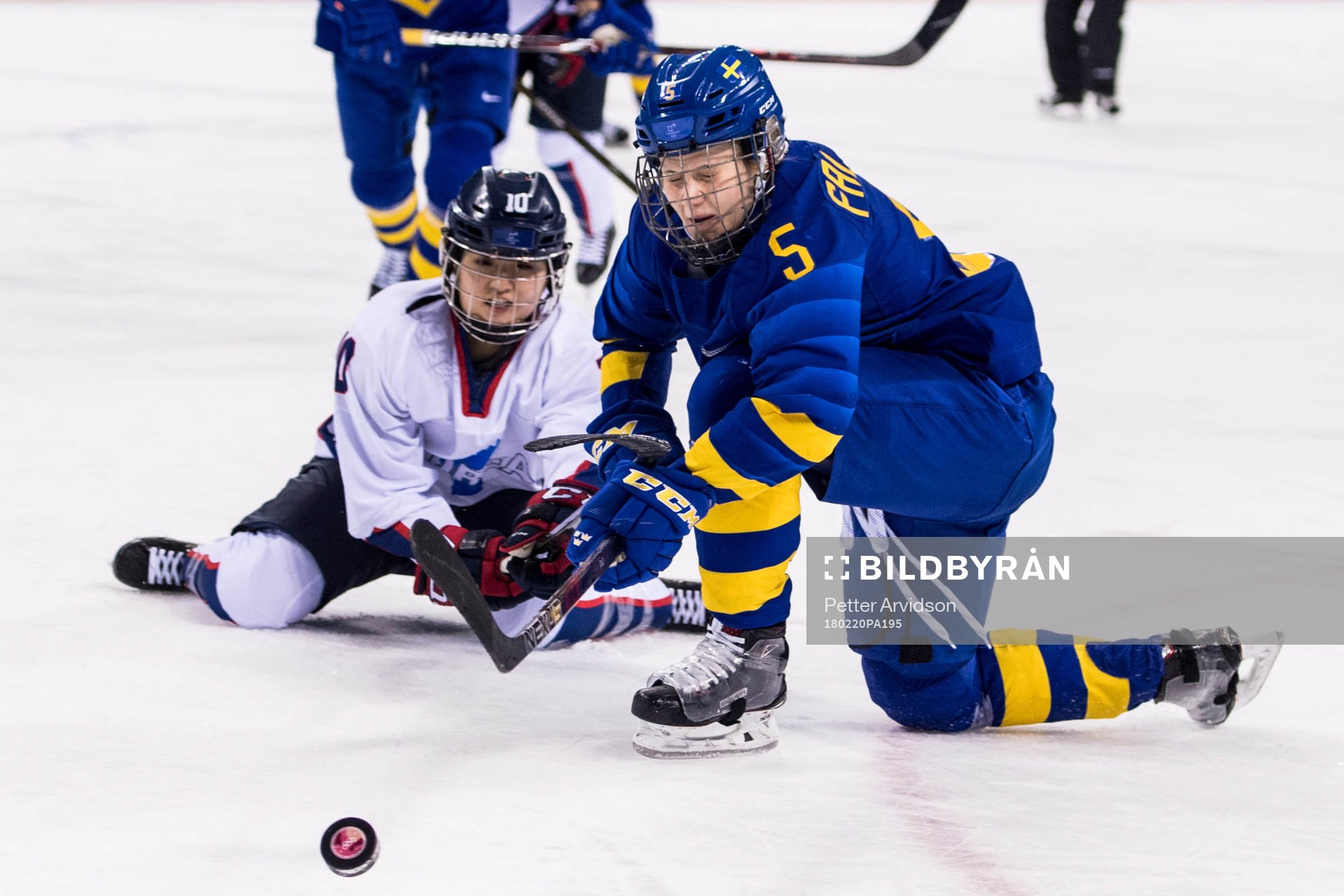 Johanna Fällman of Sweden and Choi Jiyeon of Korea in the