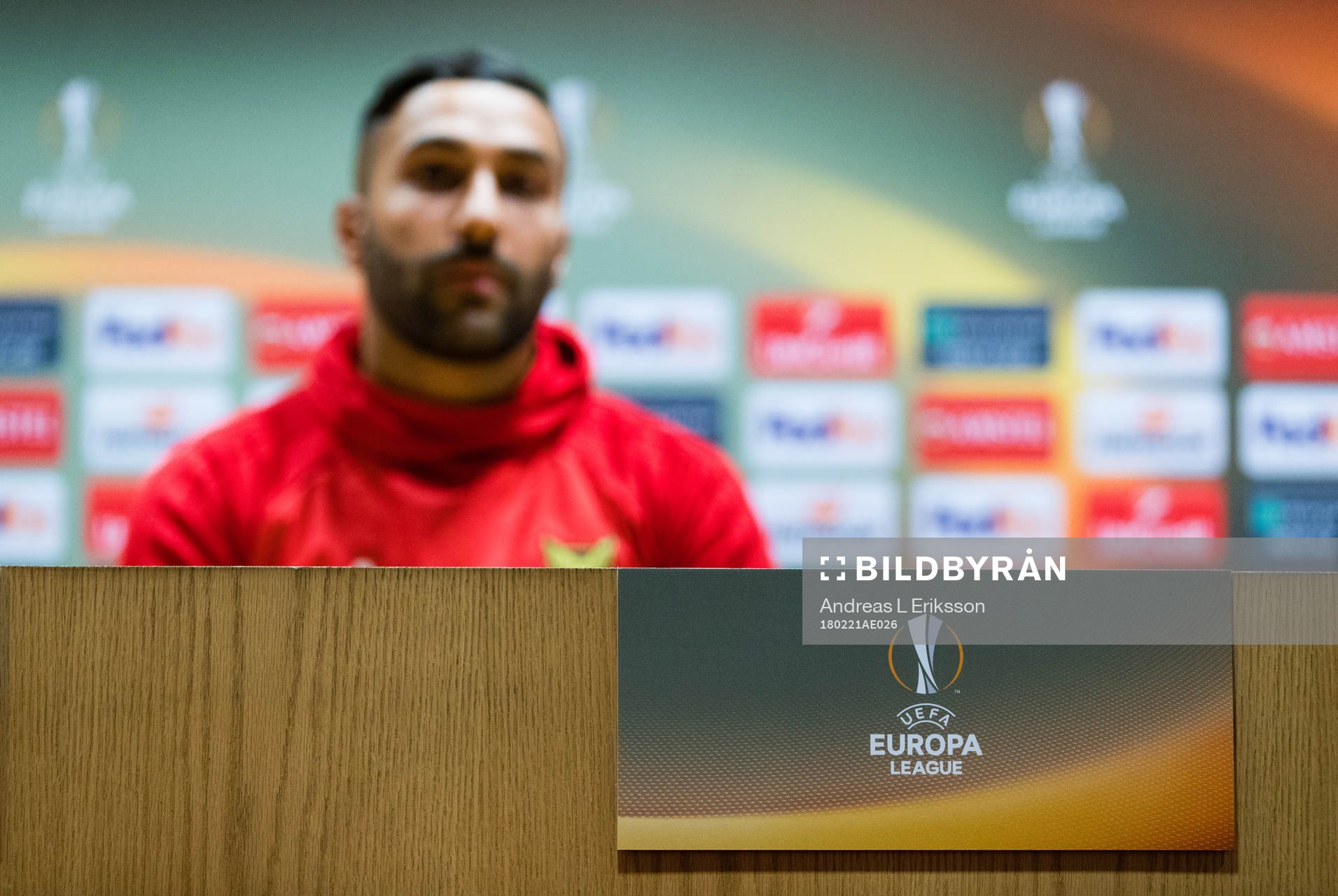 En skylt med UEFA Europa League emblemet framör Östersunds Saman Ghoddos under en presskonferens inför Europa League den 21 februari 2018 i London.