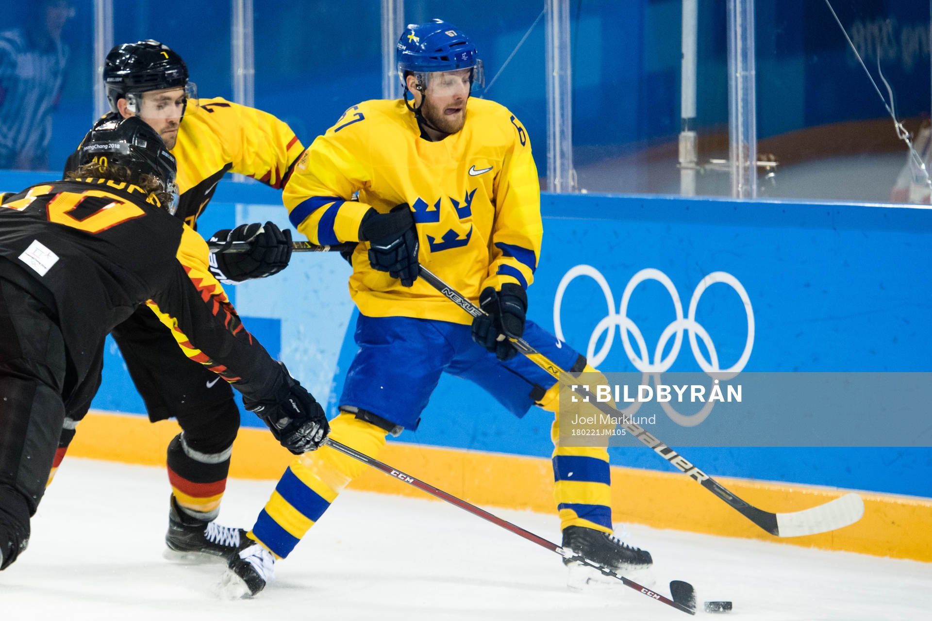 Daryl Boyle of Germany and Linus Omark of Sweden in the