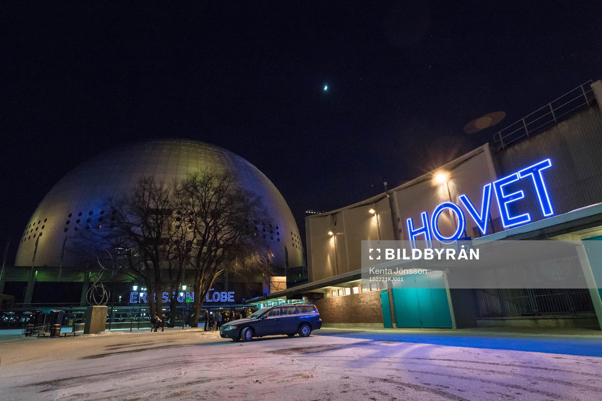 Exteriör av Hovet och av Globen med gul färg