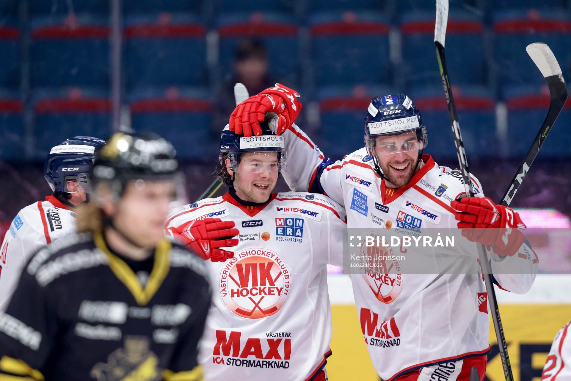 Västerviks Victor Öhman jublar med lagkamrater