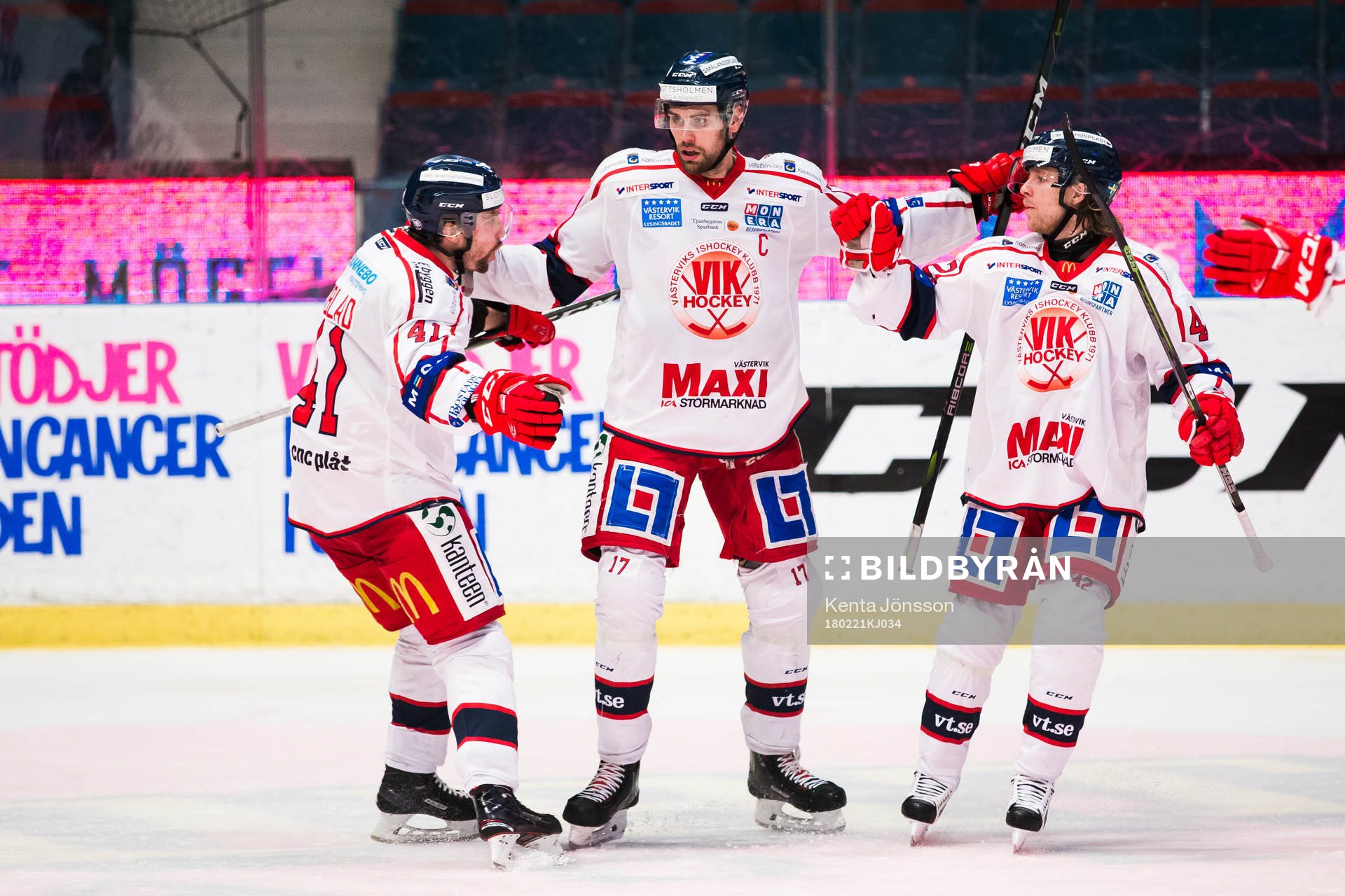 Västerviks Dan Pettersson jublar med Joacim Hedblad och