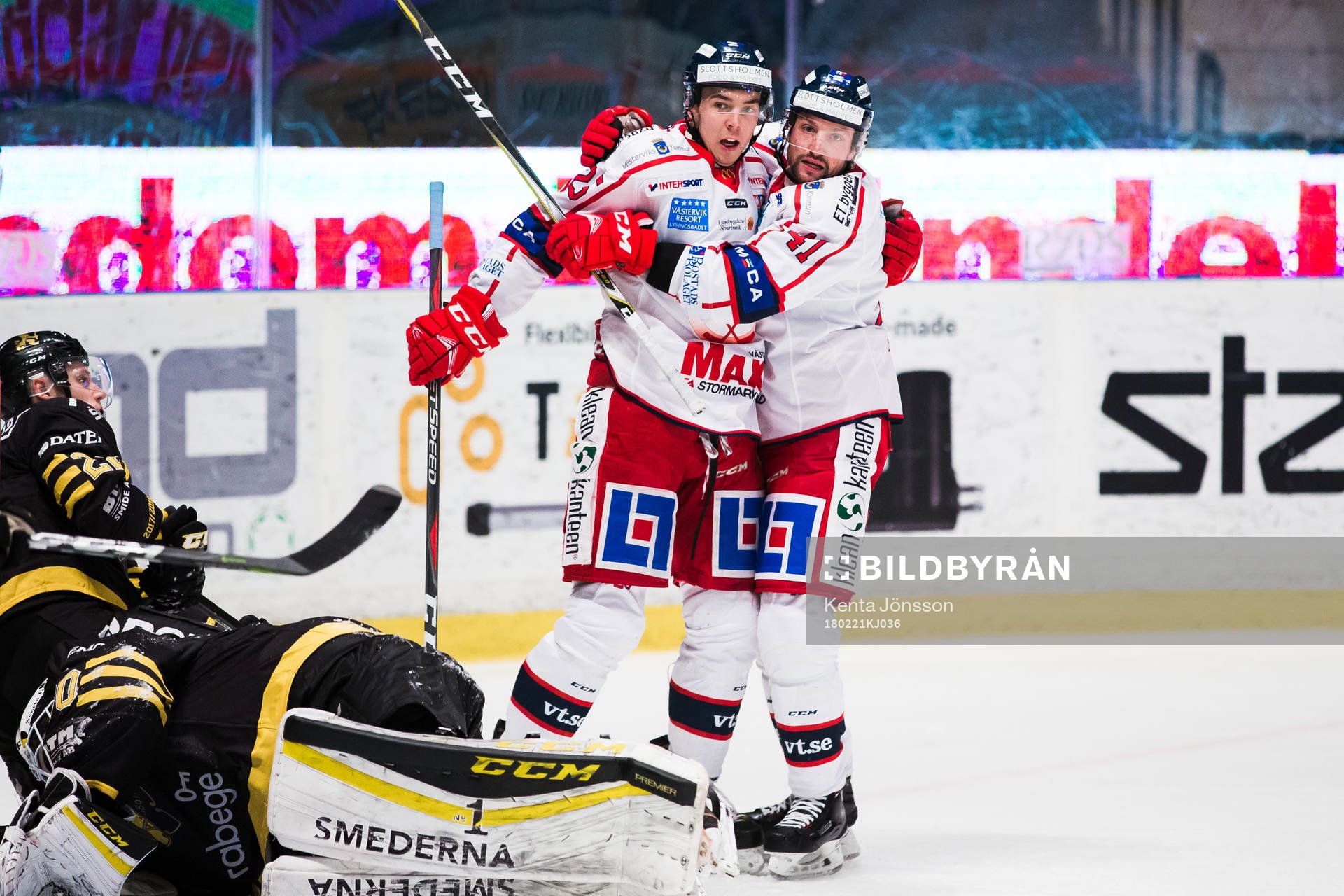 Västerviks Patrik Blomberg jublar med Joacim Hedblad