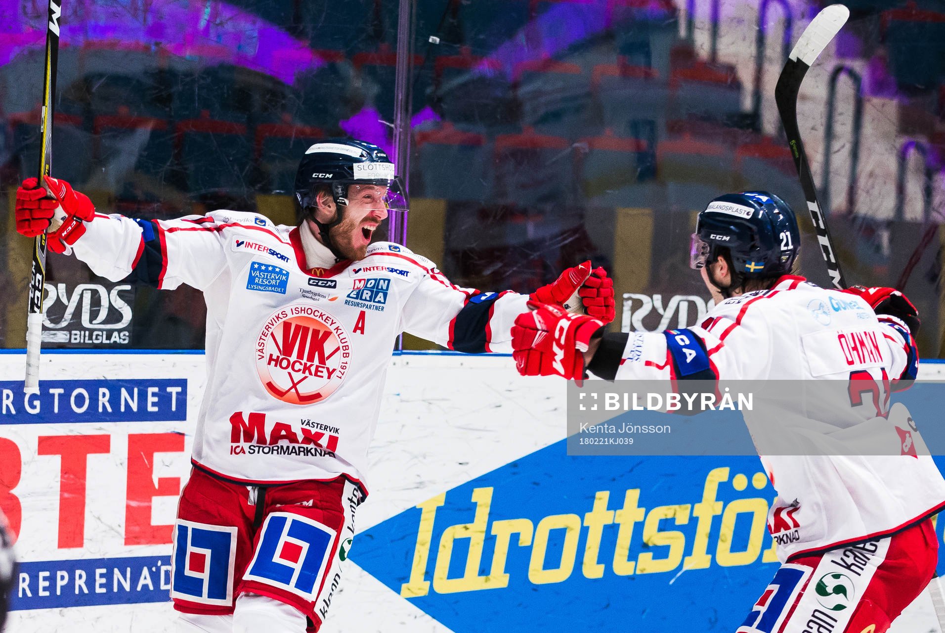 Västerviks Emil Georgsson jublar med Victor Öhman