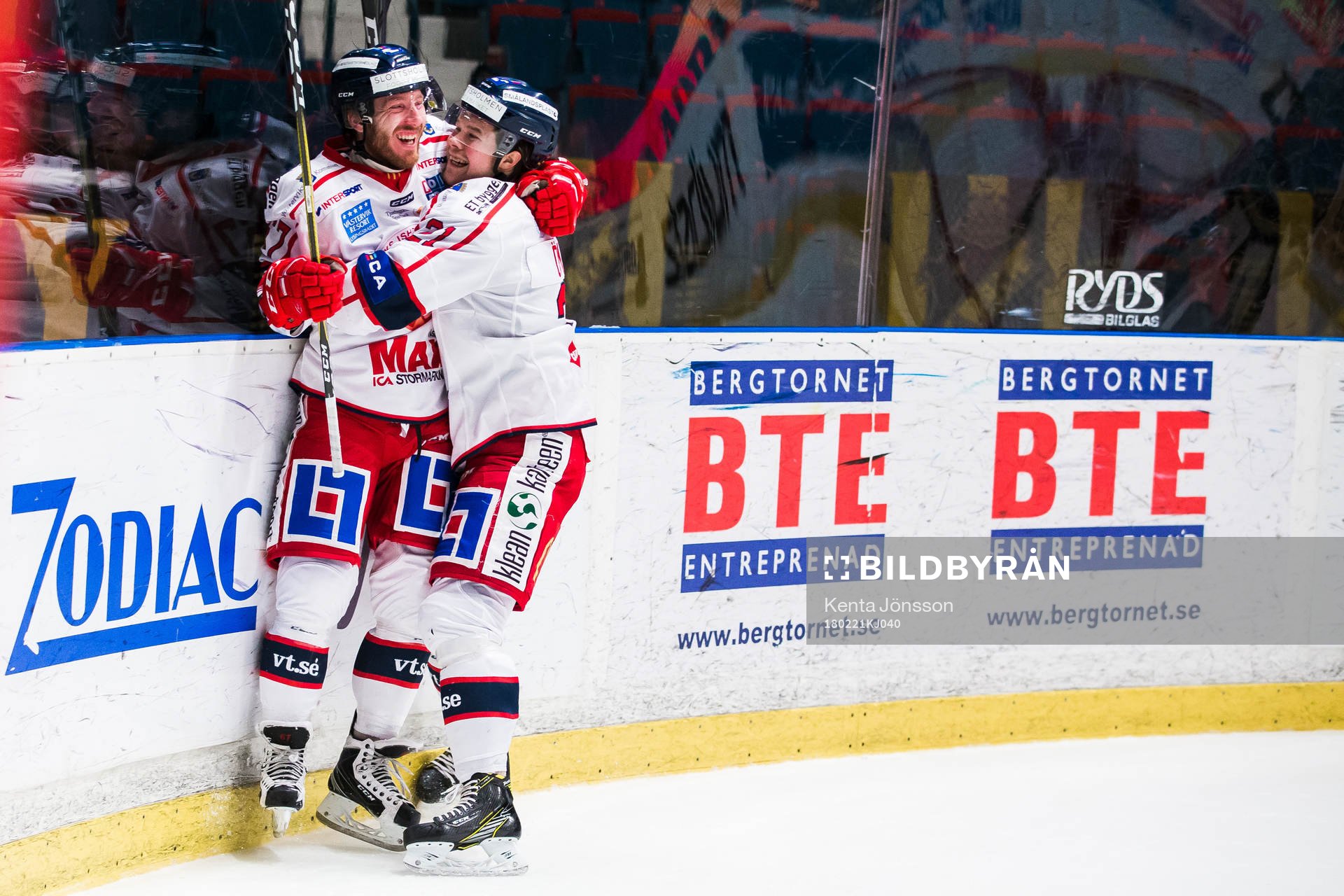 Västerviks Emil Georgsson jublar med Victor Öhman