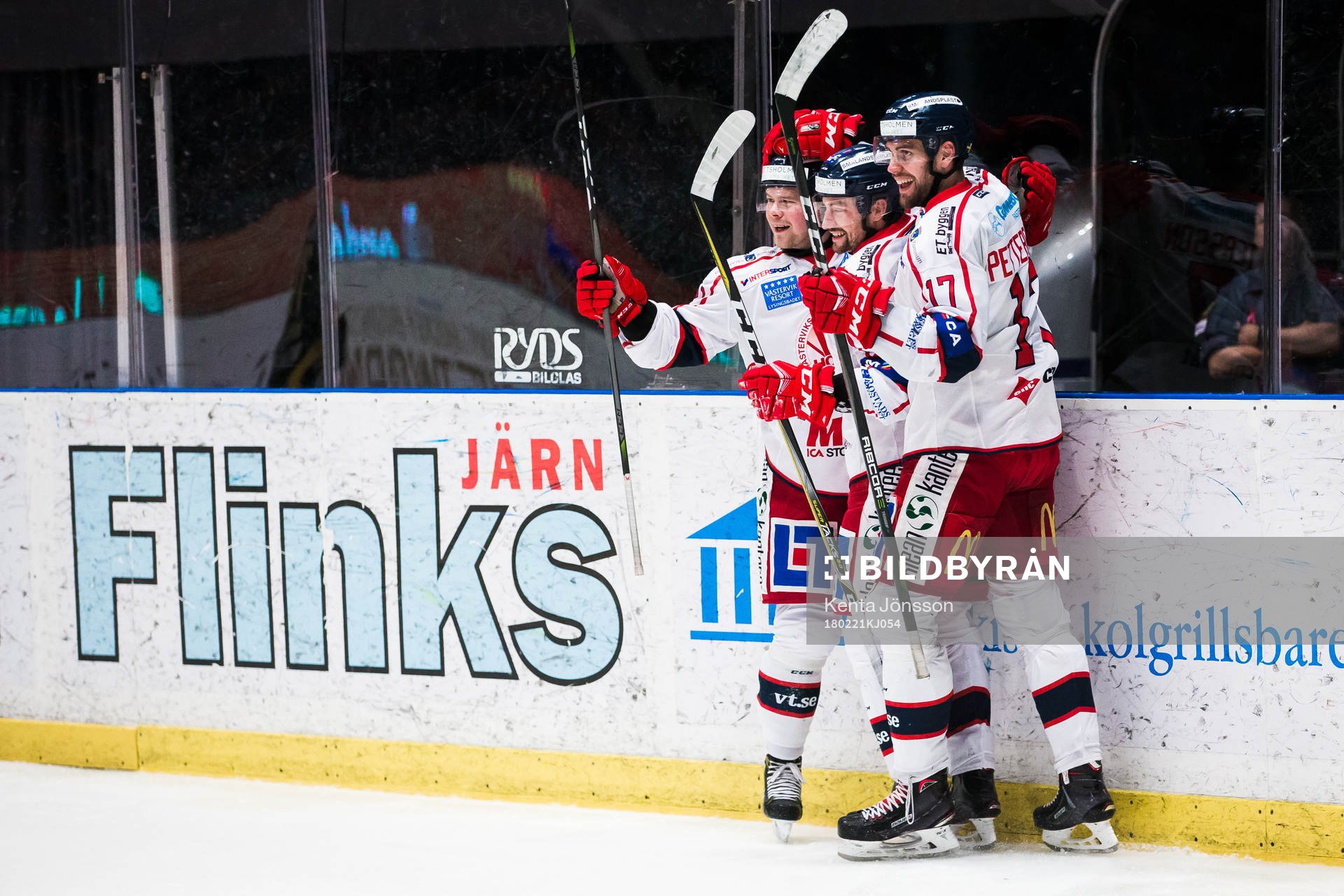 Västerviks Victor Öhman jublar med Joacim Hedblad och Dan