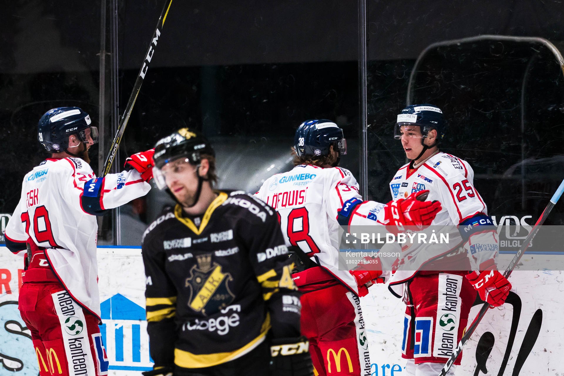 Västerviks Patrik Blomberg jublar med Lukas Löfquist och