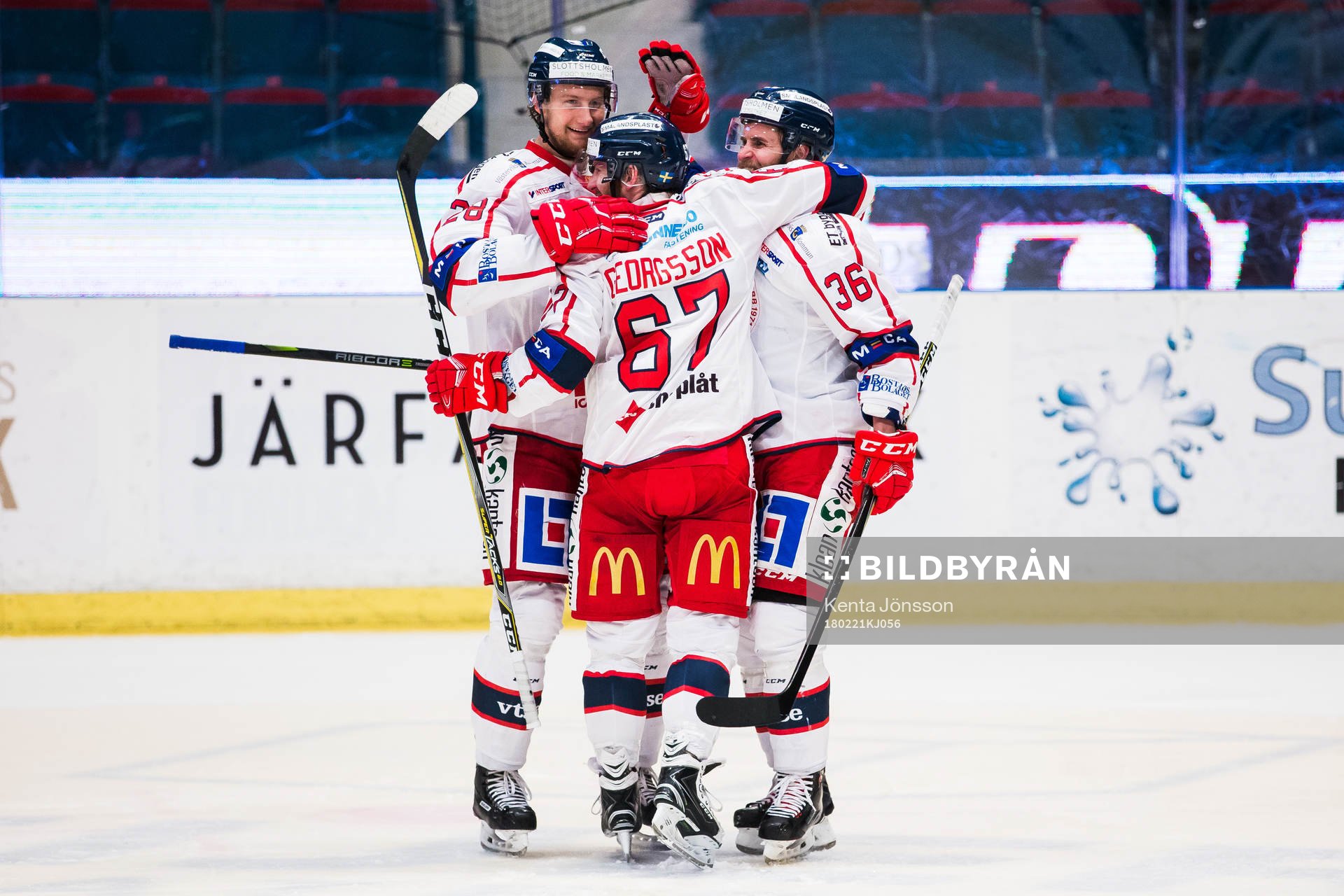 Västerviks Alexander Wiklund jublar med Emil Georgsson och