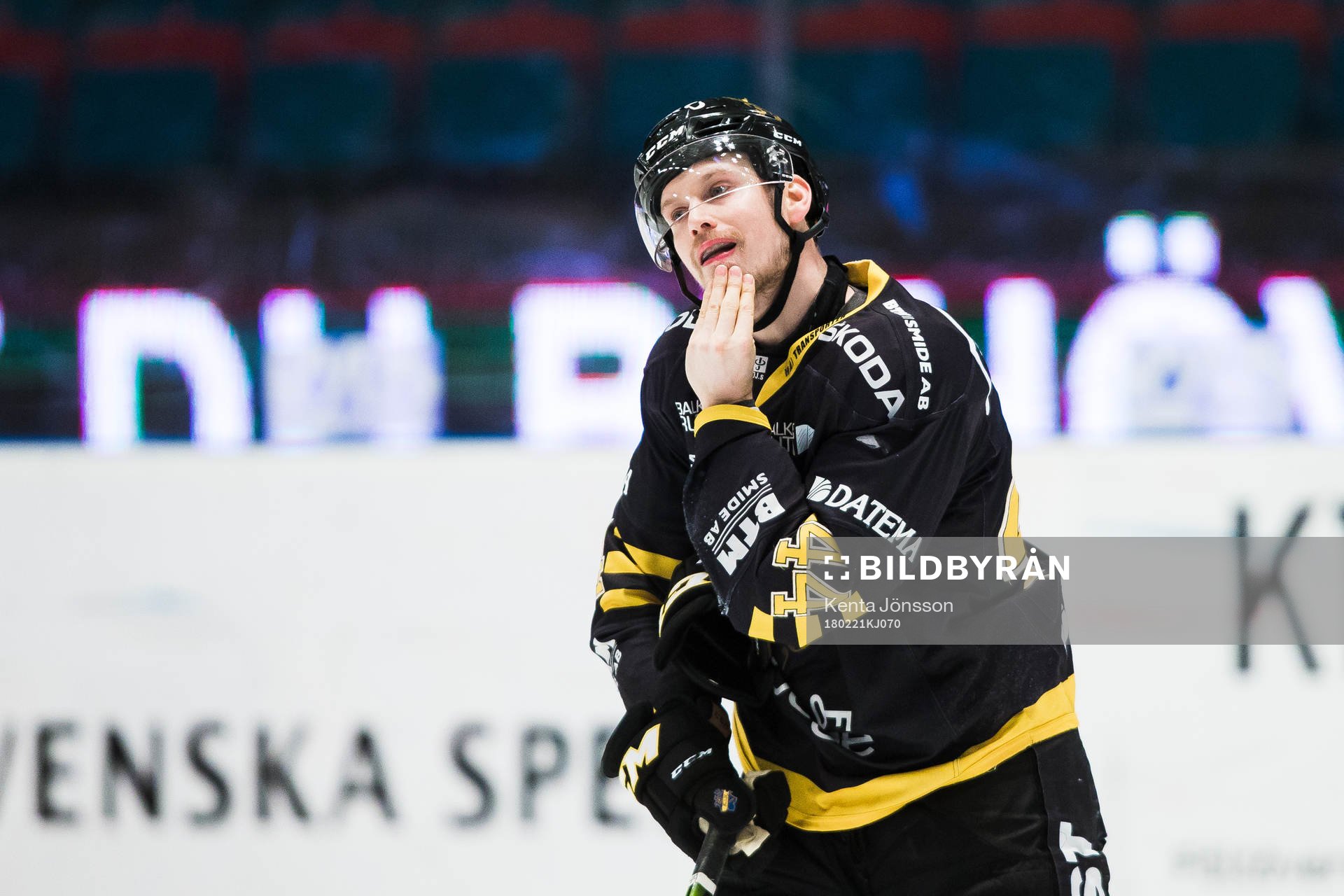 s Clay Wilson tar sig för munnen