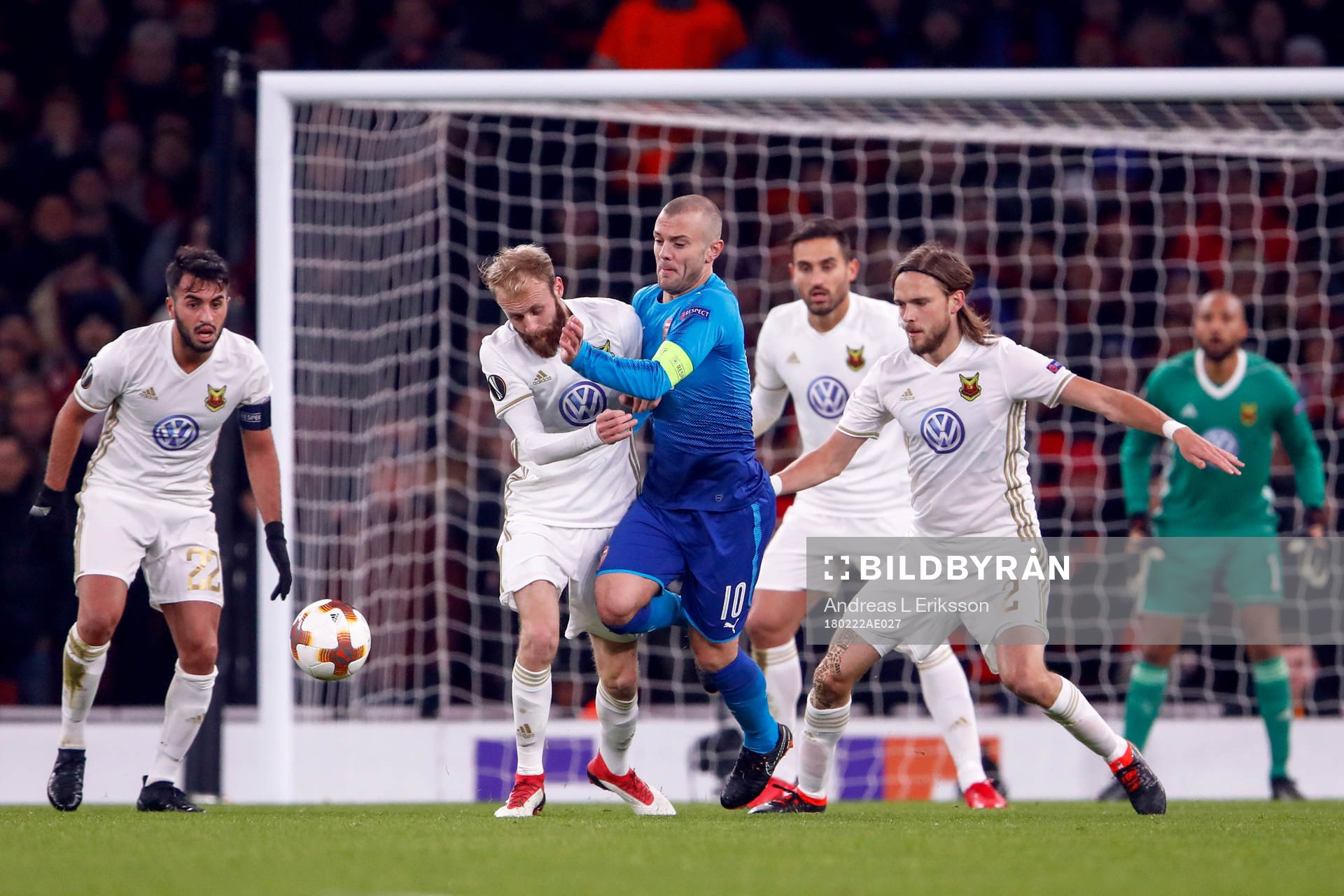 Östersunds Curtis Edwards och Tom Pettersson stoppar Arsenals Jack Wilshere under fotbollsmatchen i Europa League mellan Arsenal och Östersund den 22 februari 2018 i London.