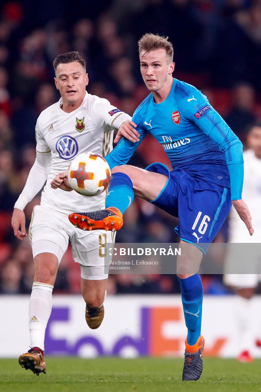 Östersunds Jamie Hopcutt och Arsenals Rob Holding