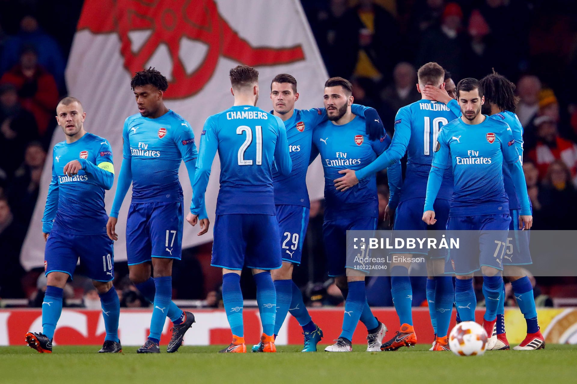 Arsenals Sead Kolasinac jublar med lagkamrater
