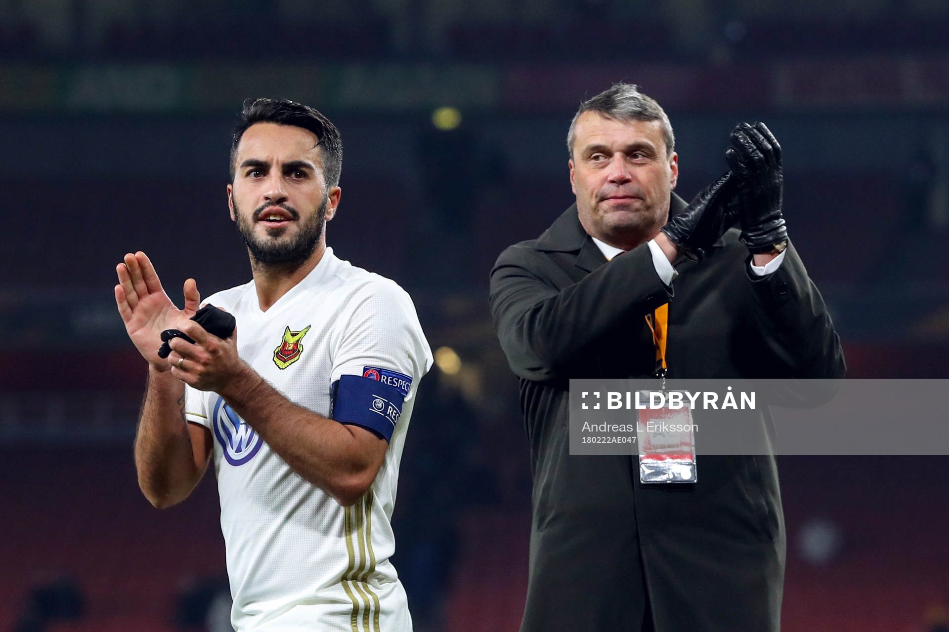 Östersunds Brwa Nouri och ordförande Daniel Kindberg tackar publiken efter fotbollsmatchen i Europa League mellan Arsenal och Östersund den 22 februari 2018 i London.