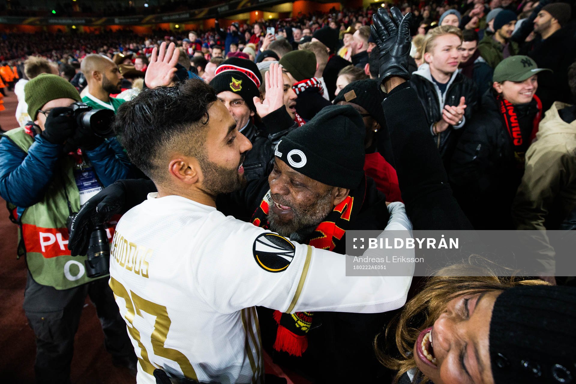 Östersunds Saman Ghoddos kramar om en supporter