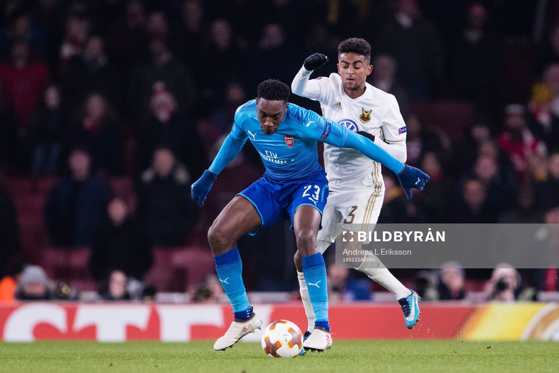 Arsenals Danny Welbeck i kamp om bollen med Östersunds
