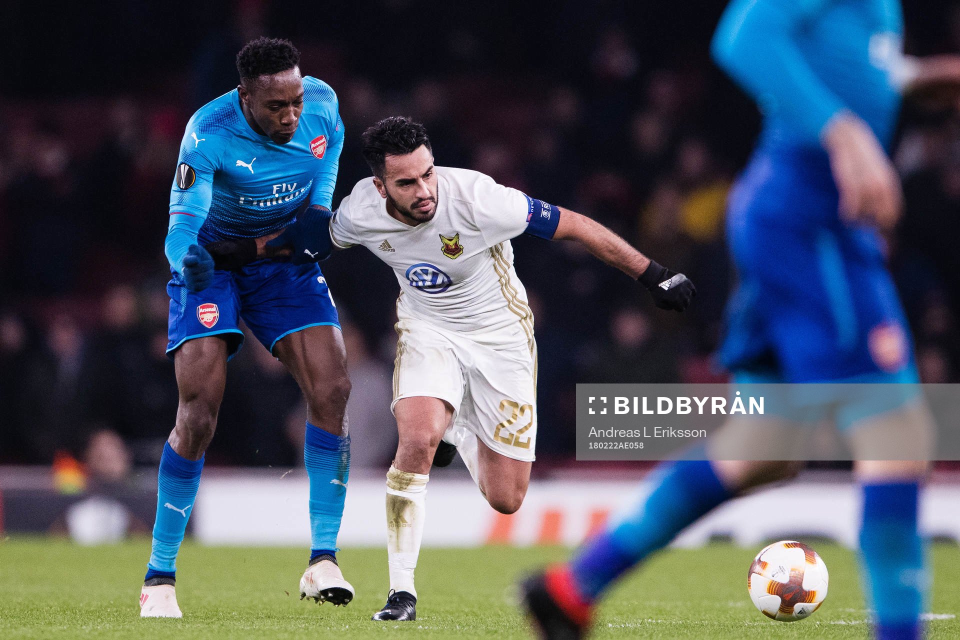 Arsenals Danny Welbeck i kamp om bollen med Östersunds Brwa Nouri under fotbollsmatchen i Europa League mellan Arsenal och Östersund den 22 februari 2018 i London.
